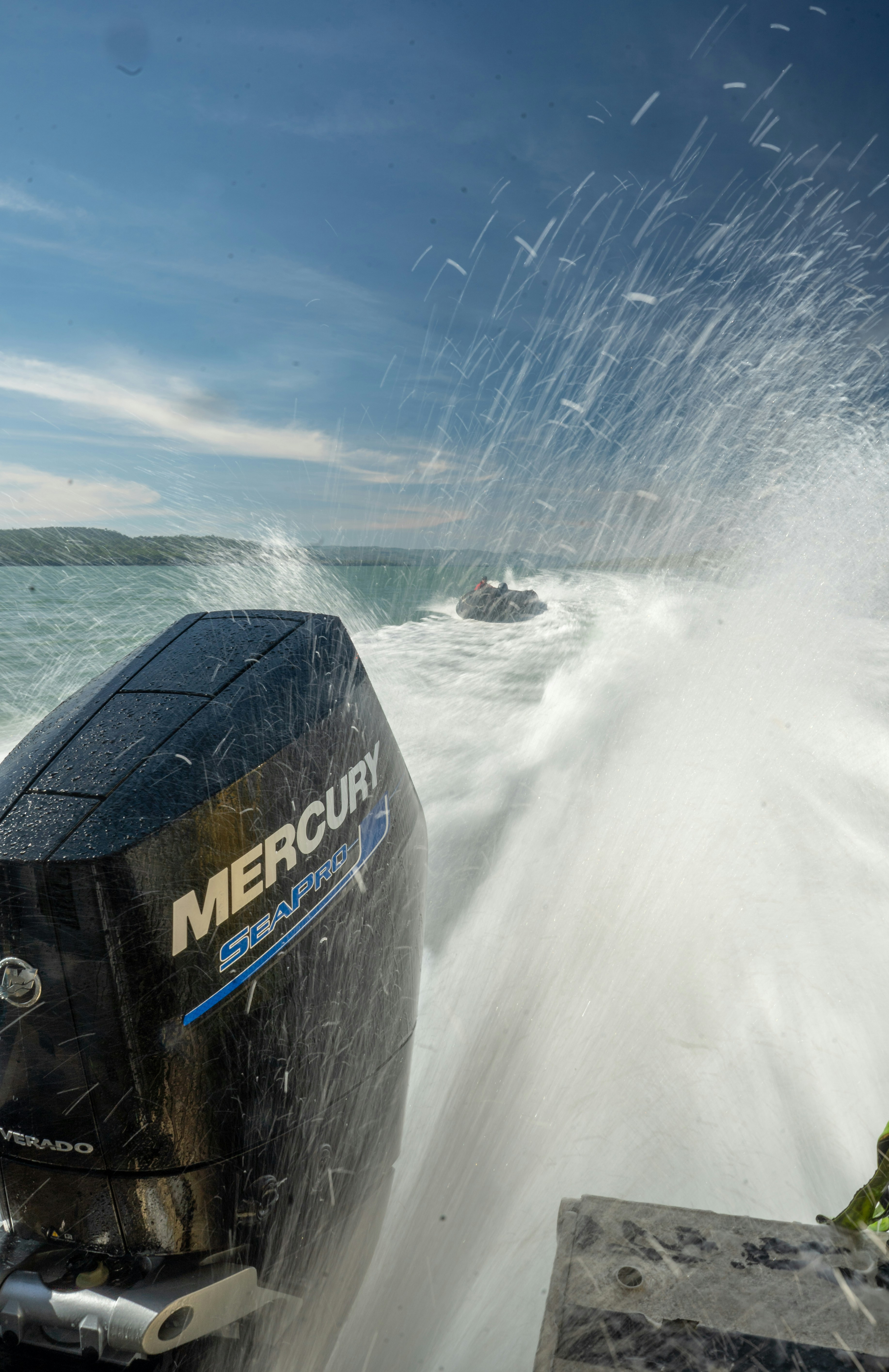 Schnellboot schneidet mit Gischt durch die Wellen des Ozeans