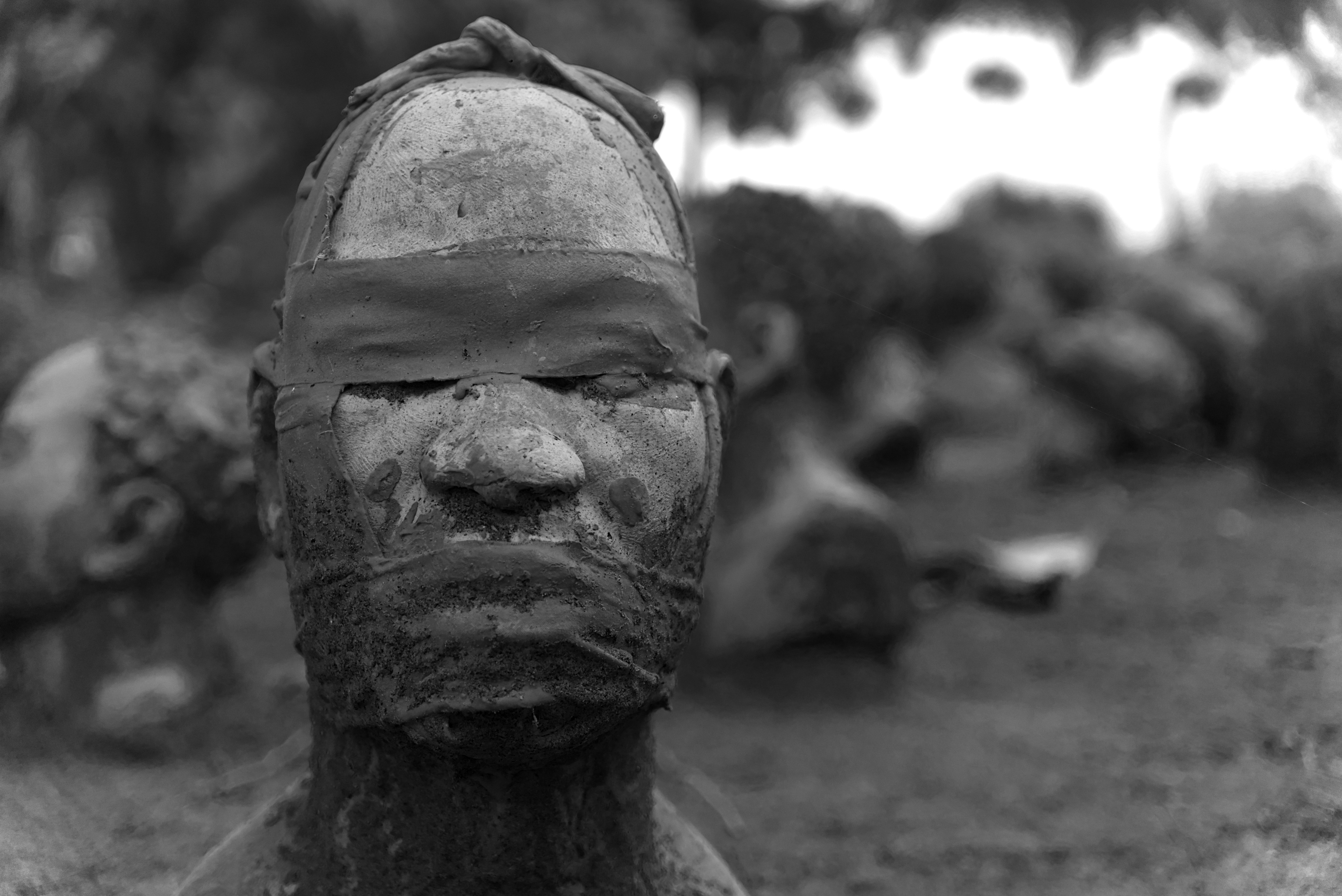 目と口を覆った頭のクローズアップ。