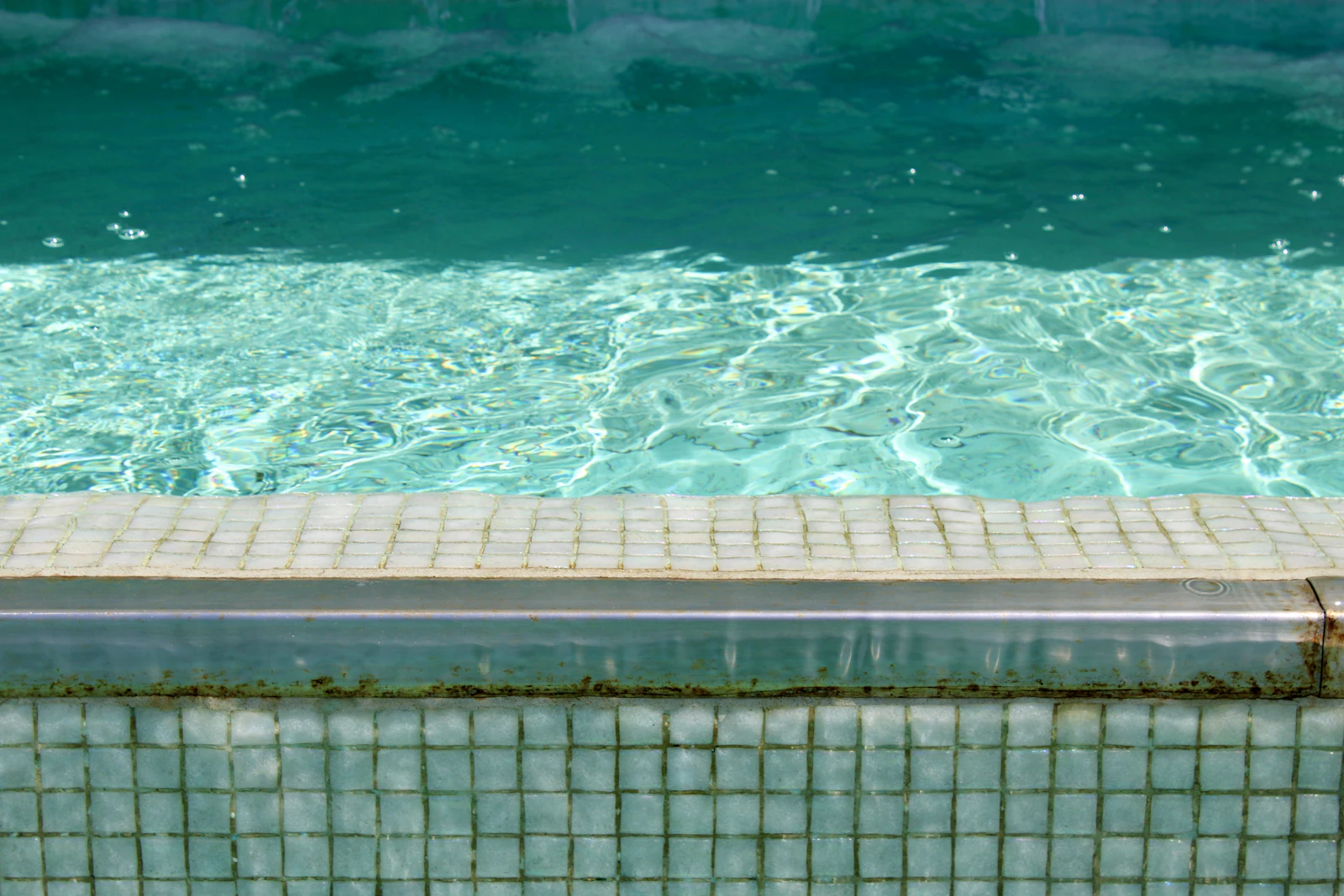Eau turquoise limpide dans un bassin carrelé