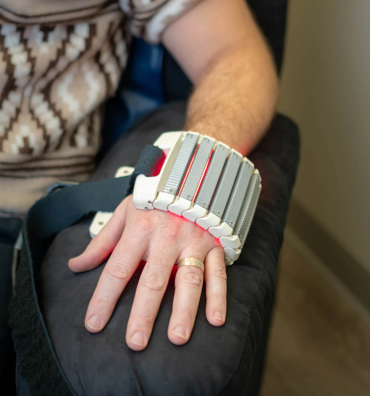 Clinical device applied to a patient in a treatment session