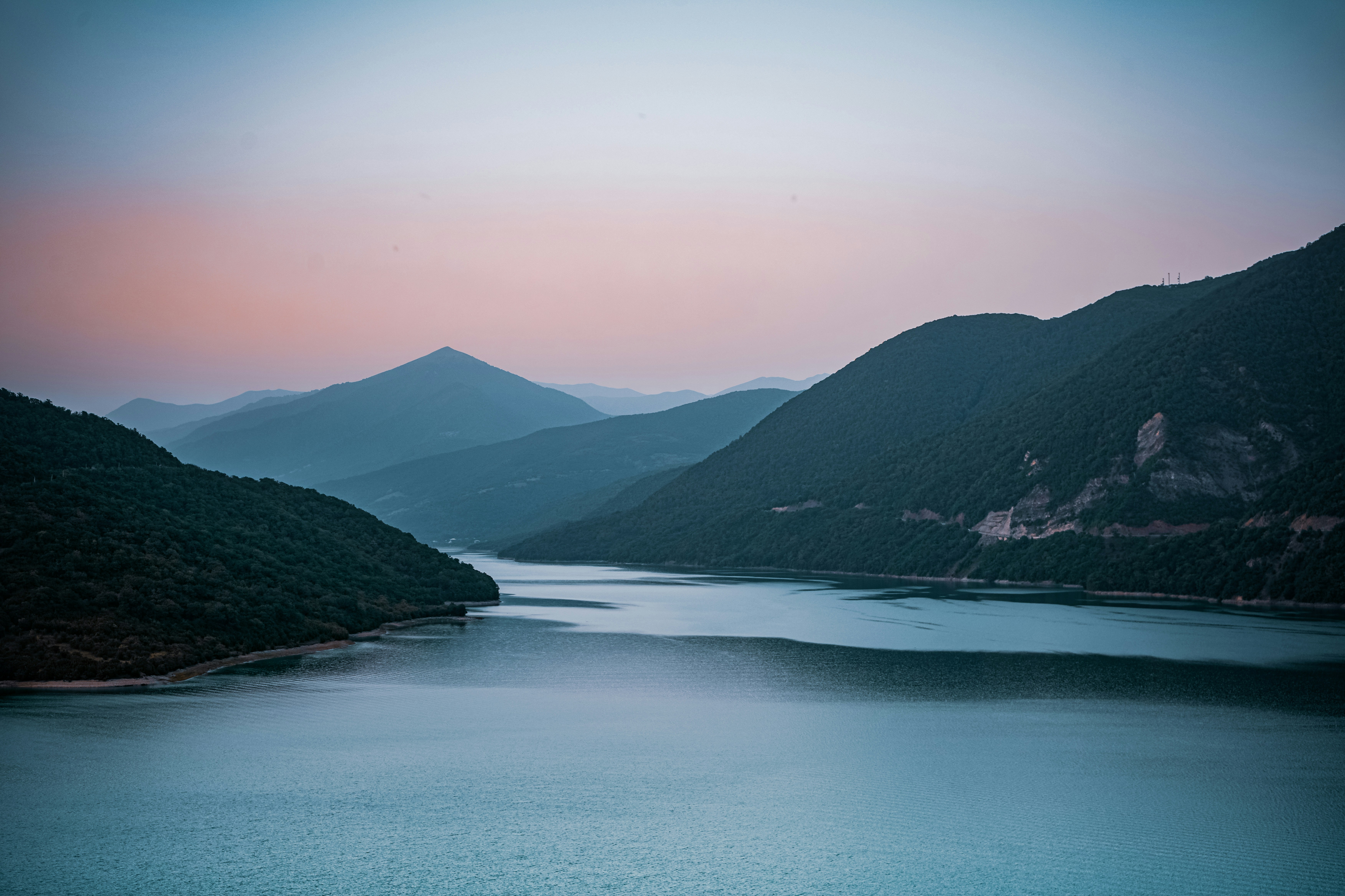 황혼의 산을 비추는 잔잔한 호수