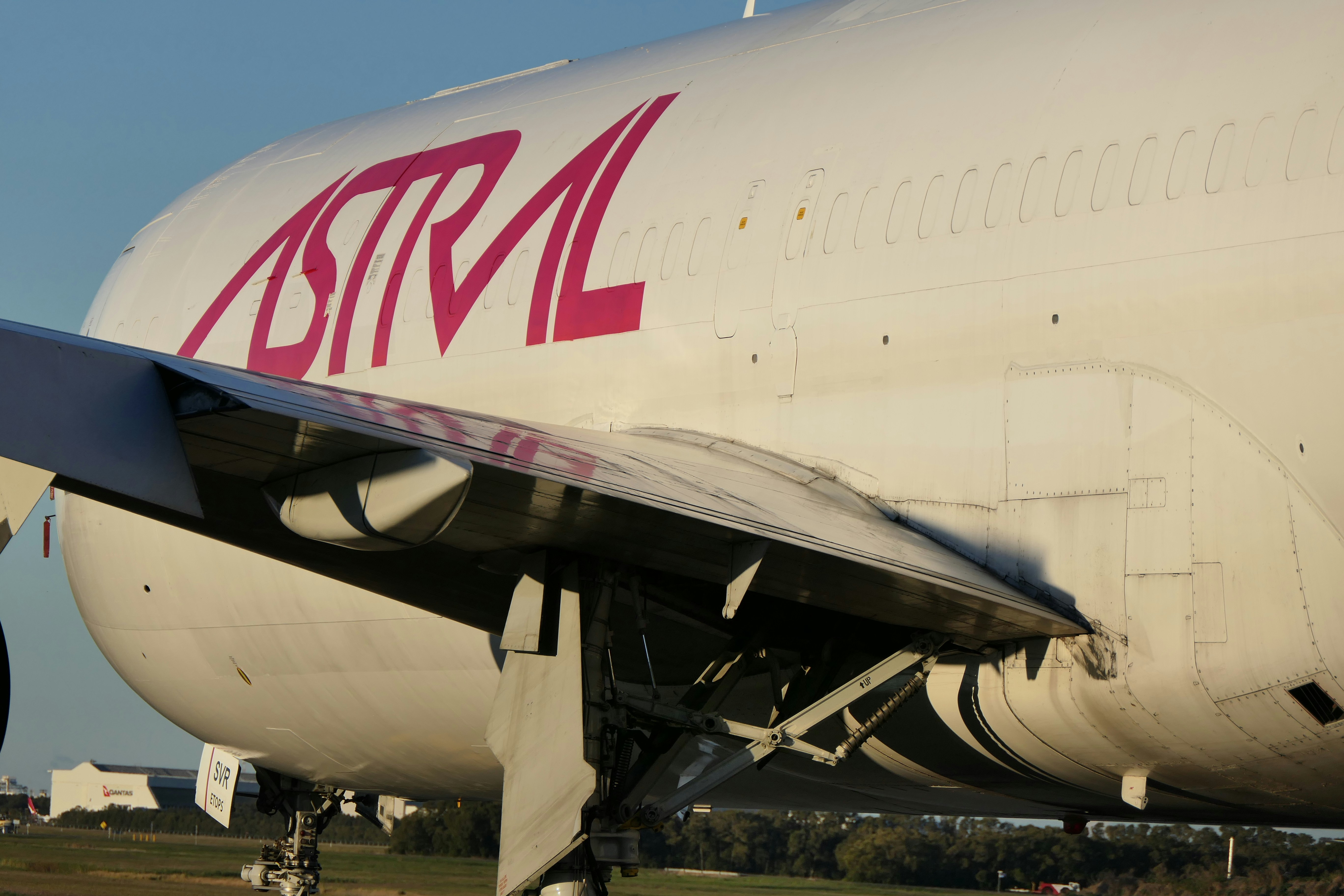 Avião de carga branco com logotipo vermelho