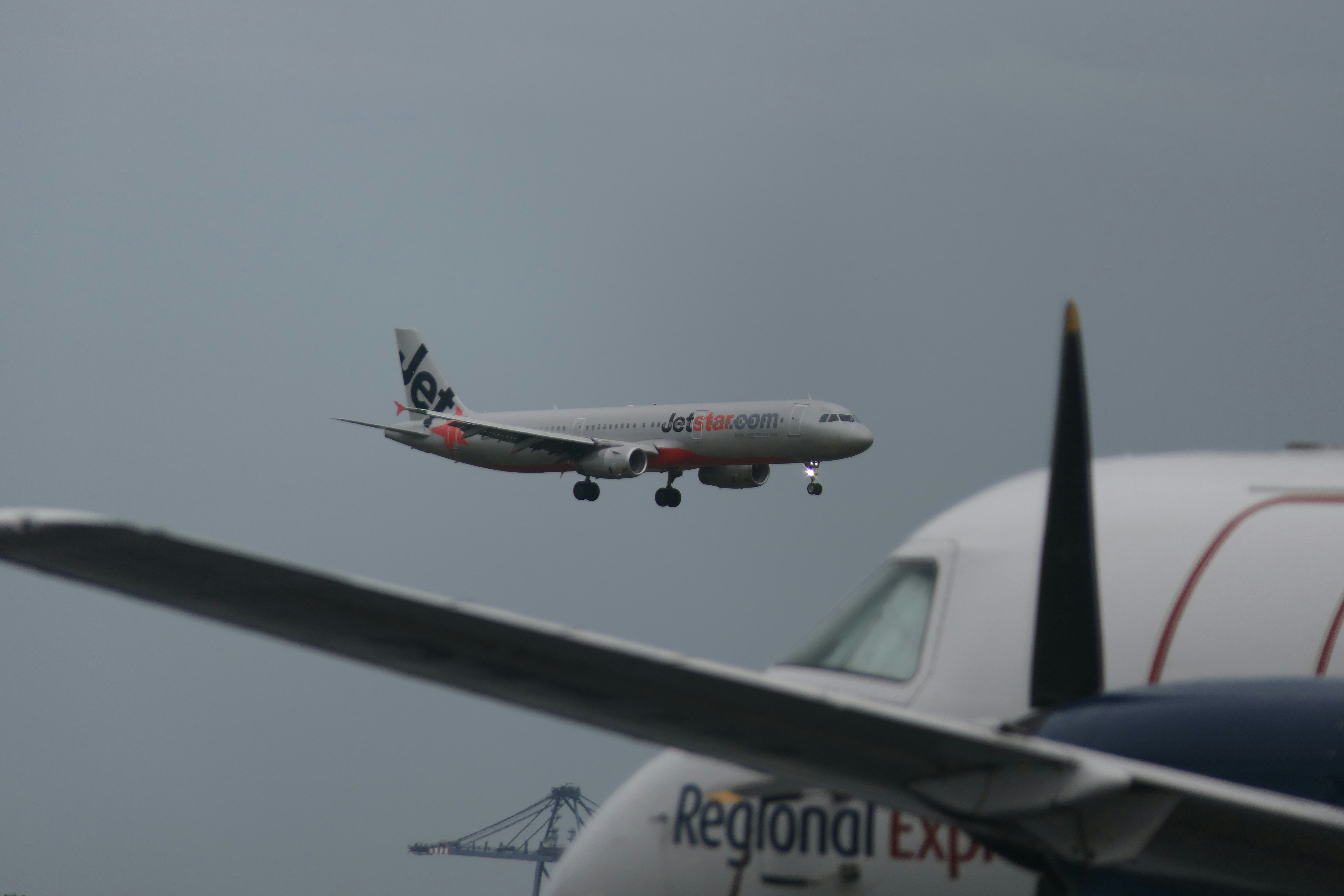 Dois aviões voando no céu