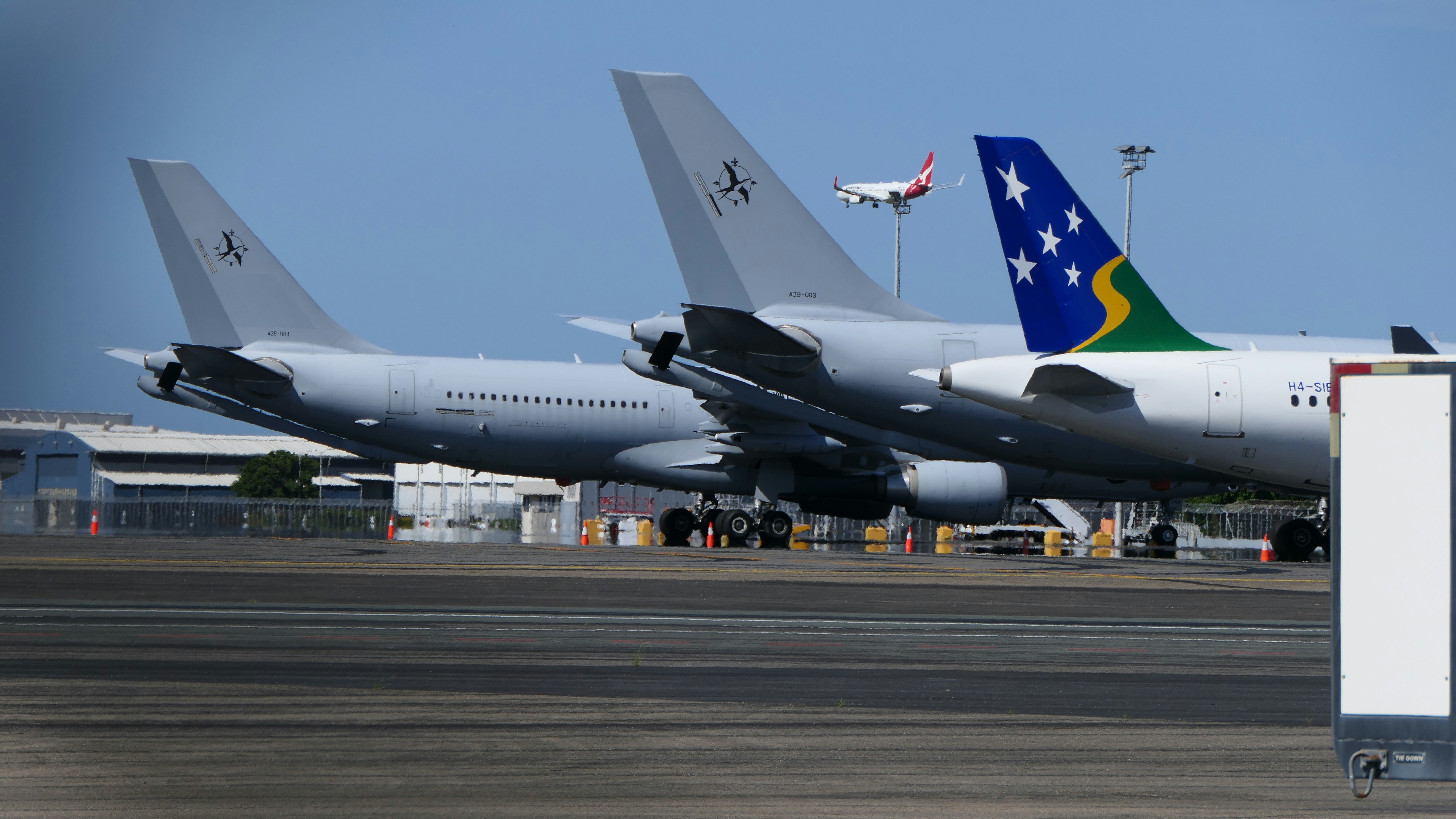 Aviões estacionados em uma pista de aeroporto