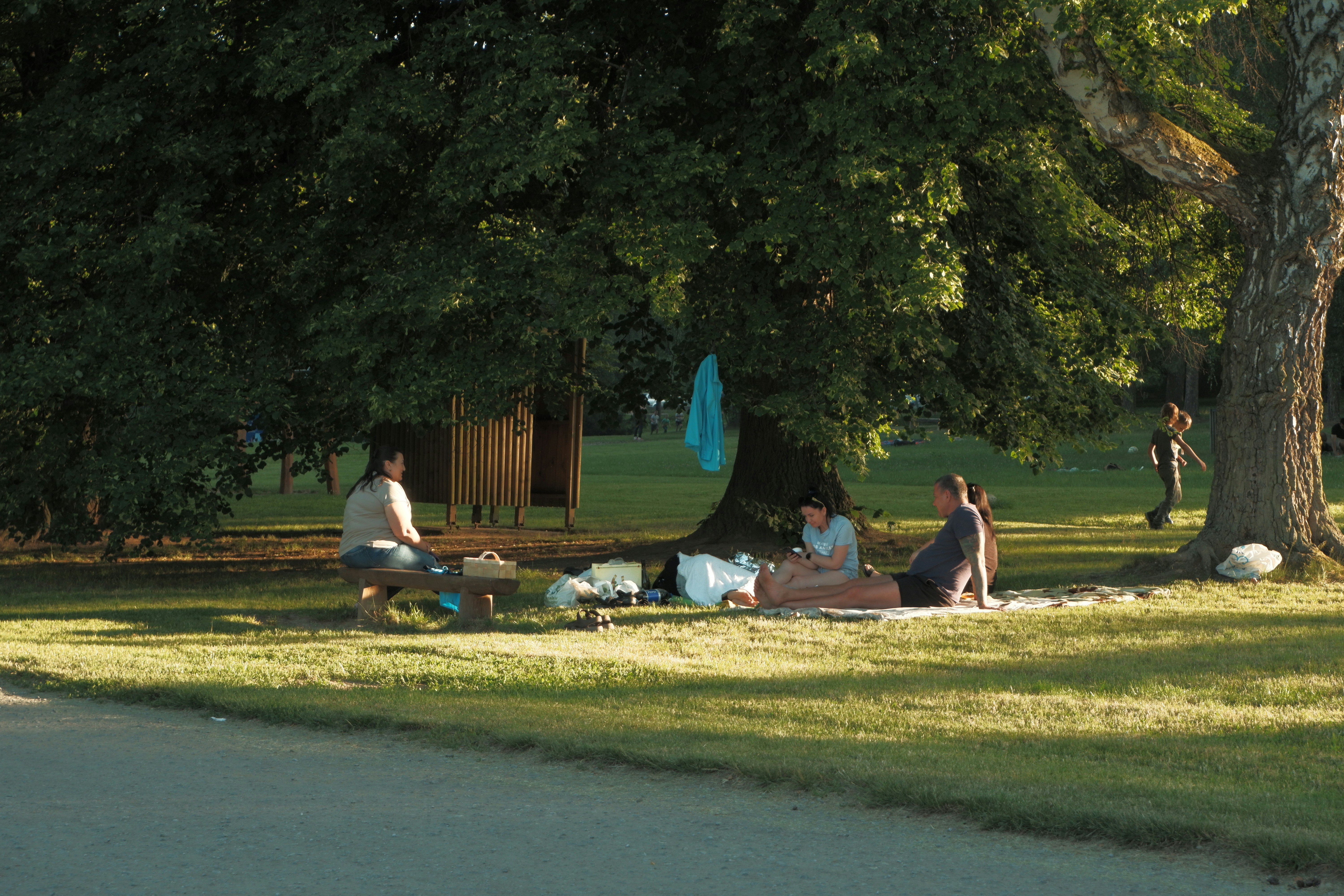 아이가 그늘에서 쉬는 모습