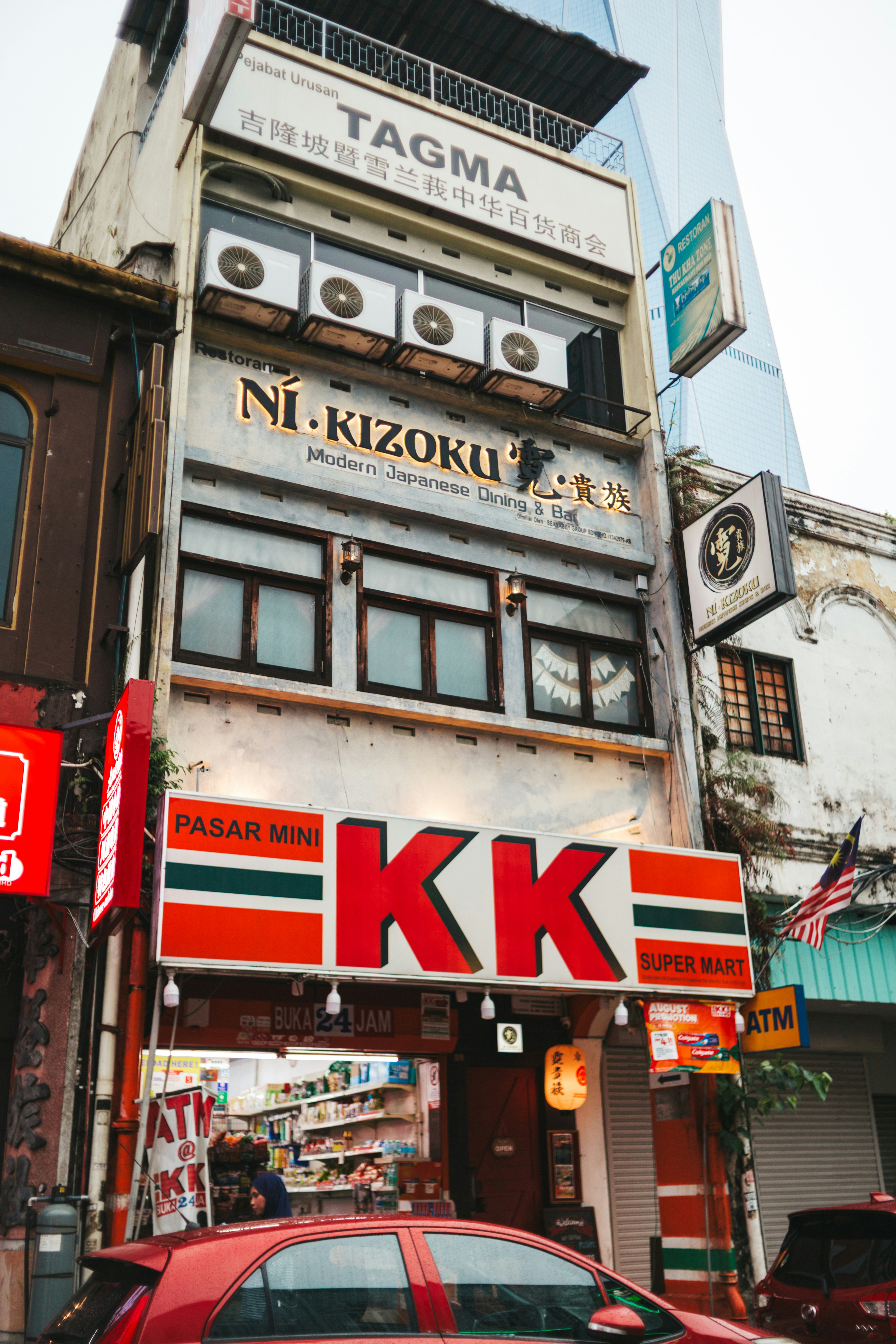 Façade du bâtiment avec grand panneau kk rouge