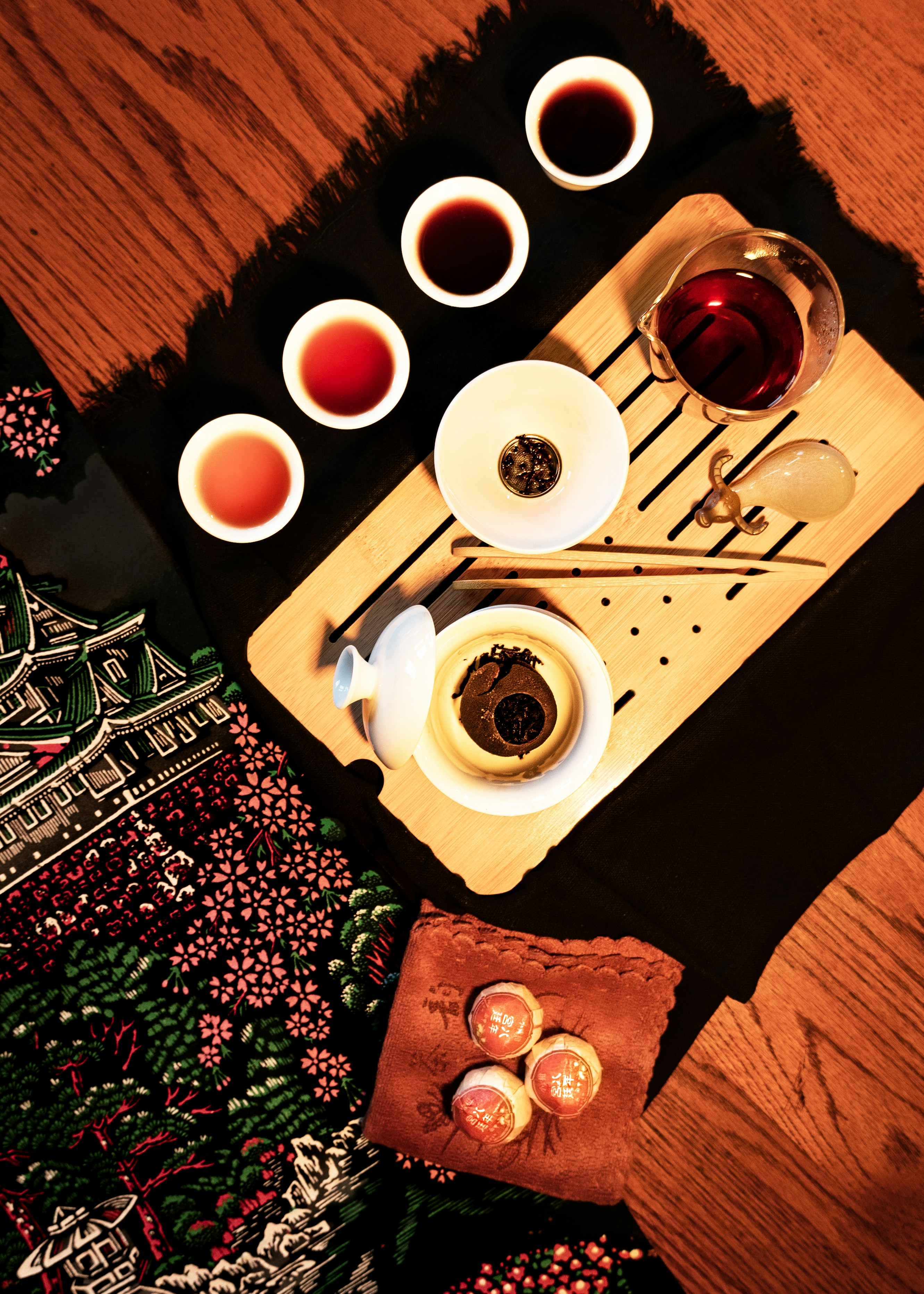 Teezeremonie Set mit Tassen und Teekanne auf Tablett