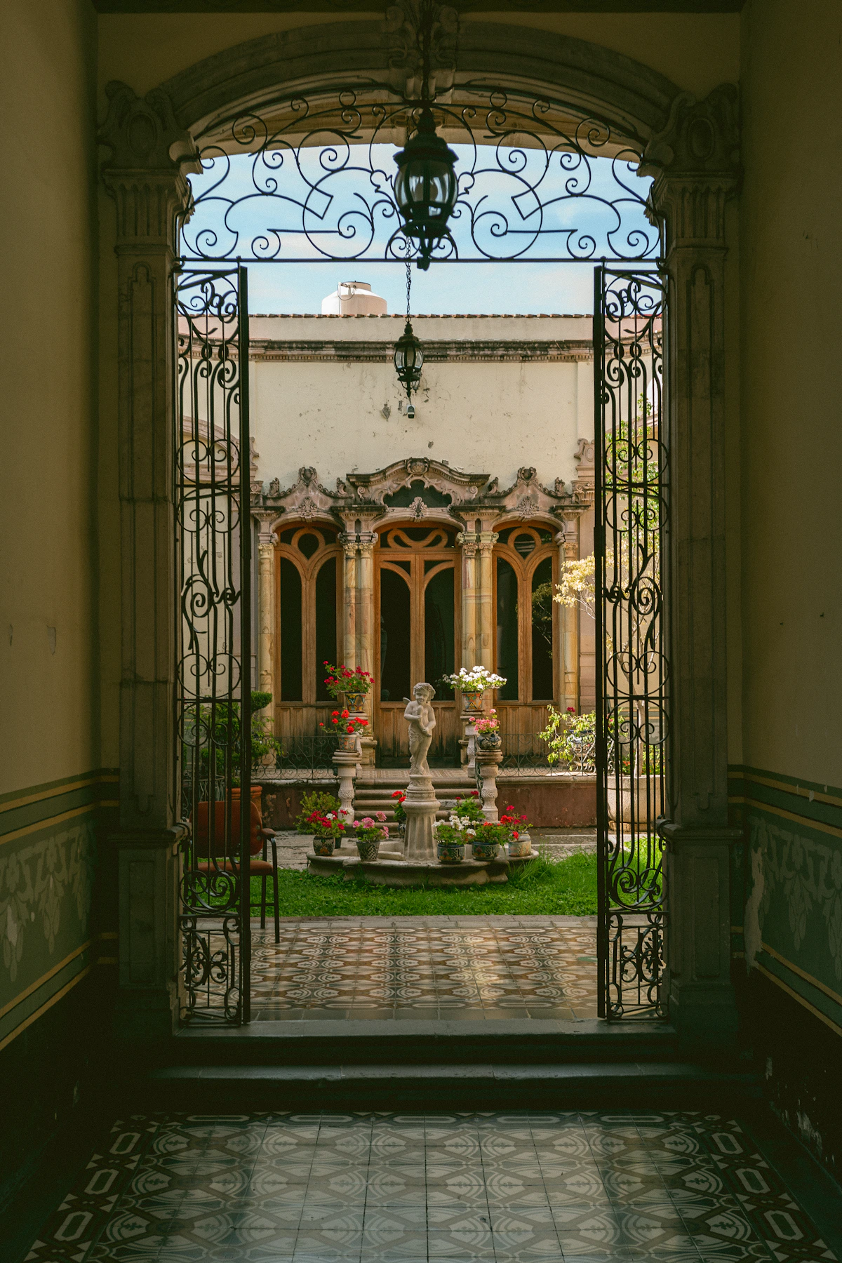 Arquitectura colonial mexicana de lujo — arco y patio interior