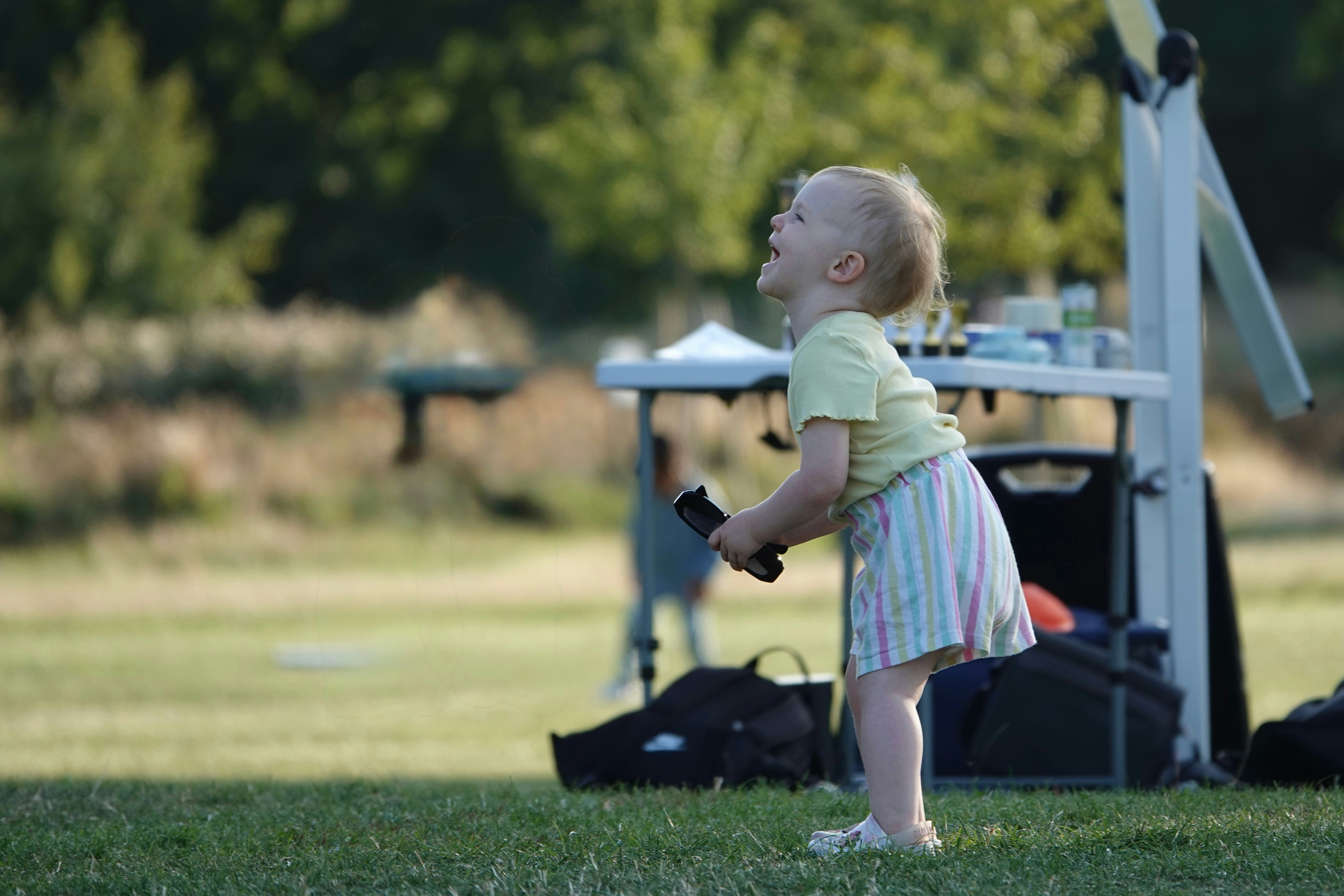 Baby looking up at the sky outdoors photo – Free Portrait Image on Unsplash, image size:3000x2000