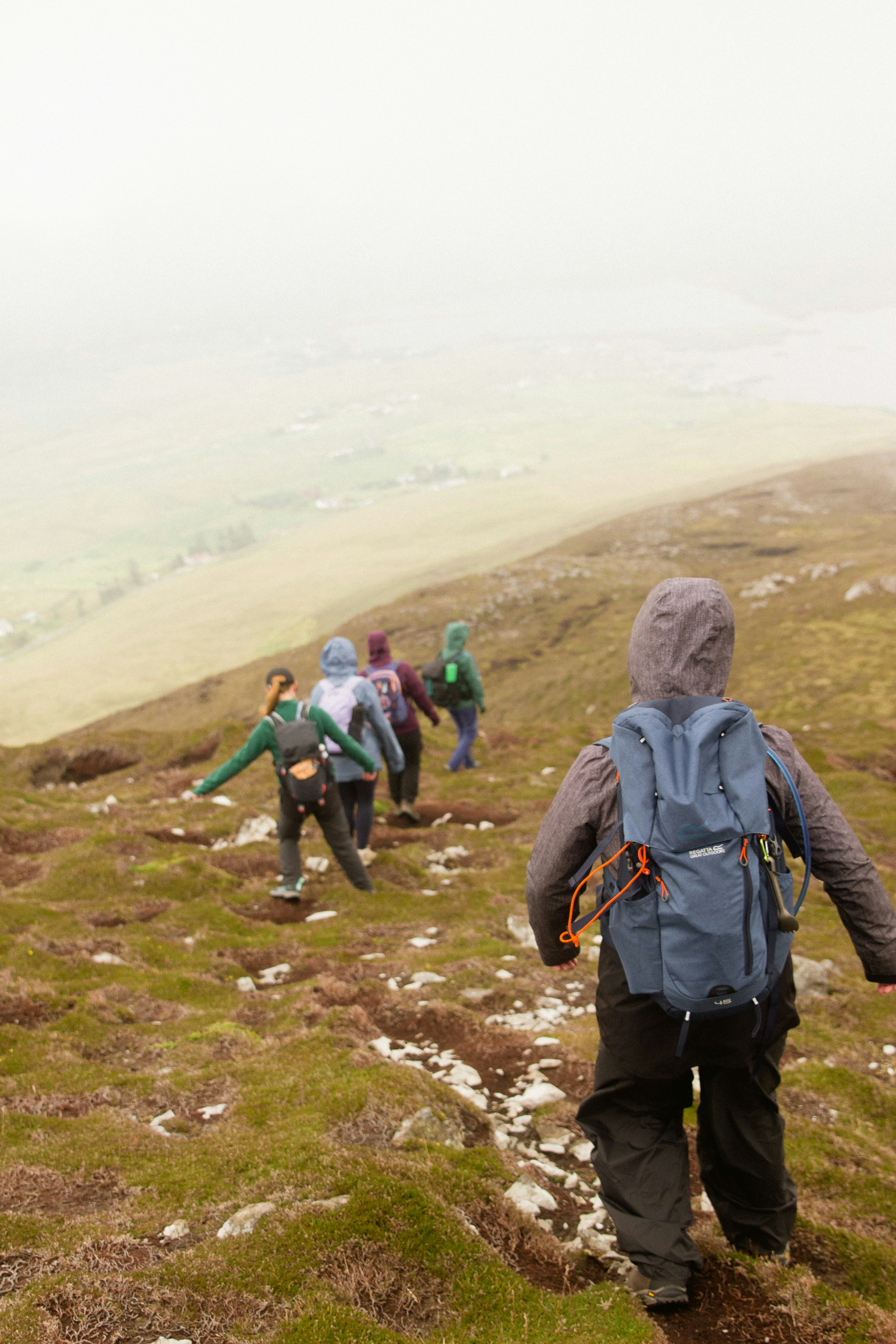 Randonnée en groupe sur un sentier de montagne brumeux