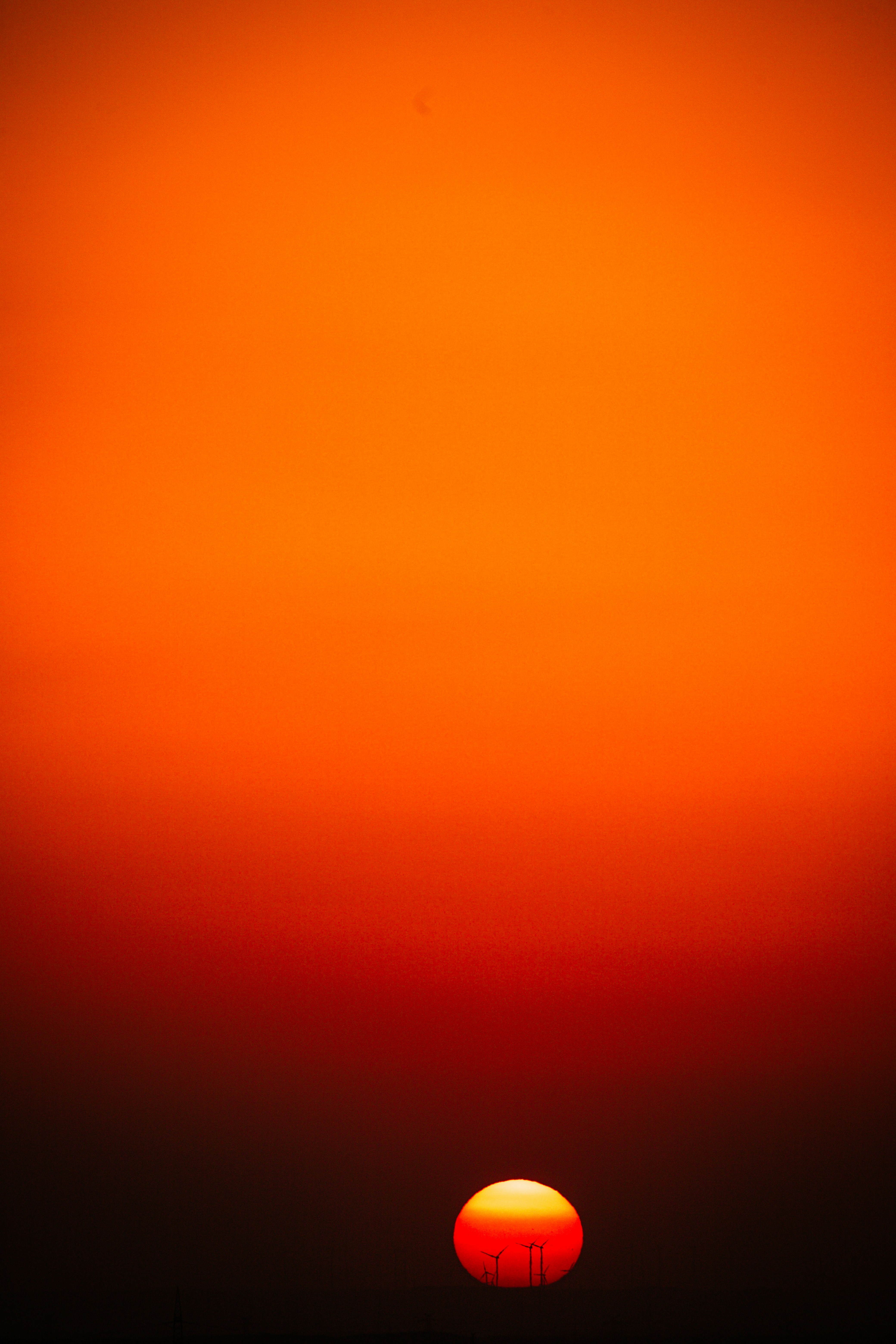 地平線がぼやけたオレンジ色の夕焼け。の写真 – Unsplashの日没