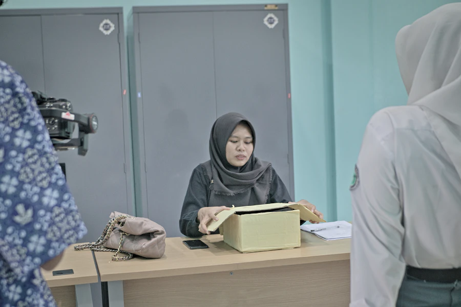 Foto admin / kasir di meja depan bimbel