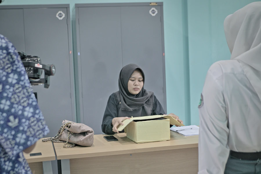 Perempuan Indonesia berjilbab dalam aktivitas pendidikan