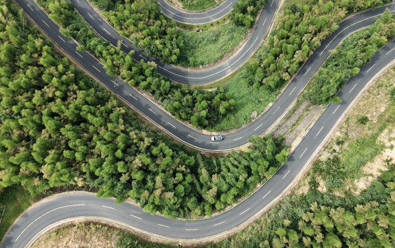 蜿蜒的山间公路