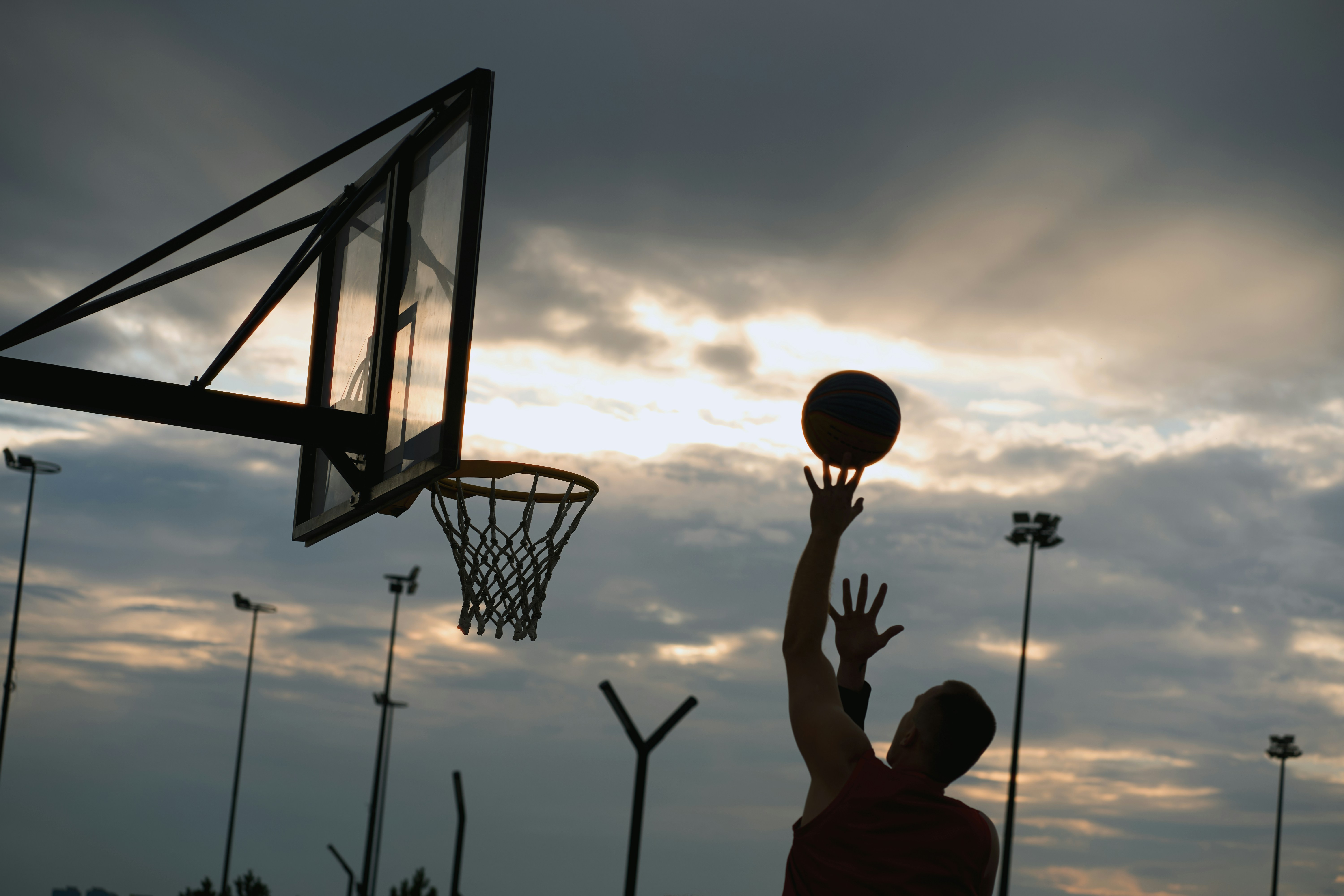 농구대를 향해 슛을 쏘는 농구 선수의 실루엣 사진 – Unsplash의 무료 남자 이미지, image size:3000x2000