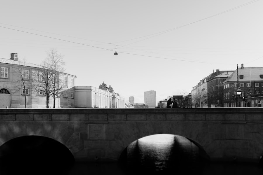 哥本哈根新港運河冬景，彩色建築在灰色天空下