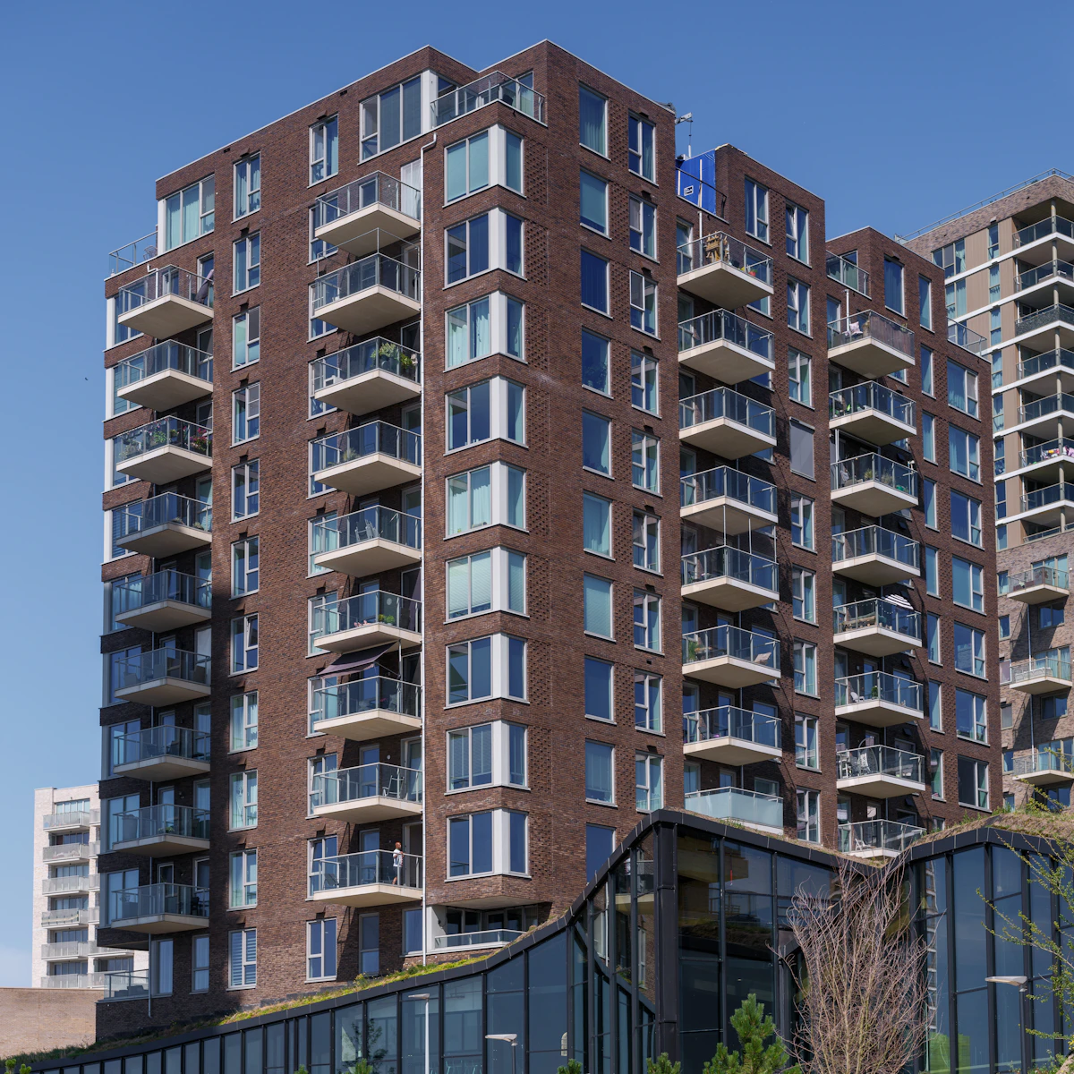 Bakstenen appartementengebouwen in een Nederlandse woonwijk