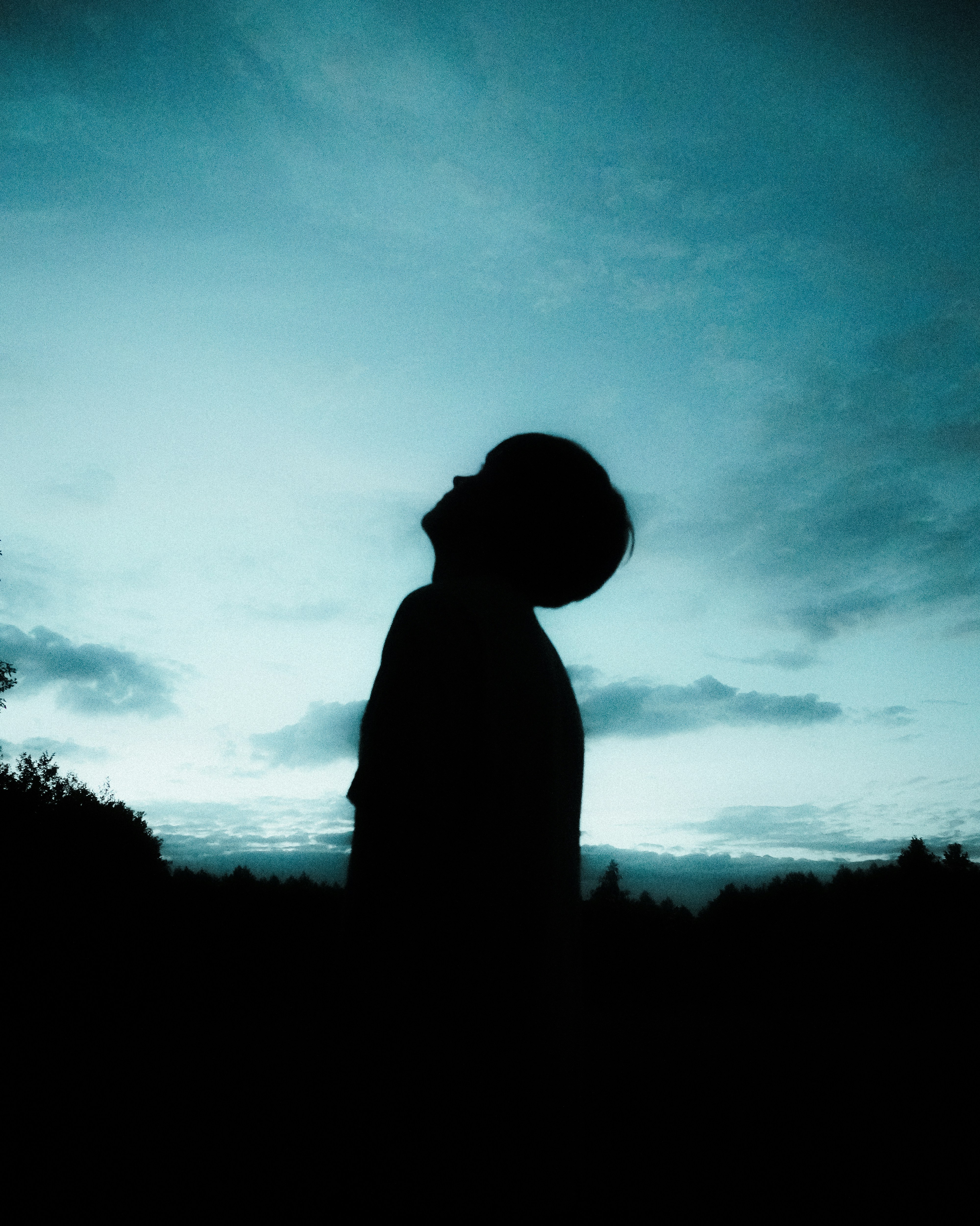 Silhouette of a child looking up at the sky photo – Free Portrait Image on  Unsplash, image size:3000x3751
