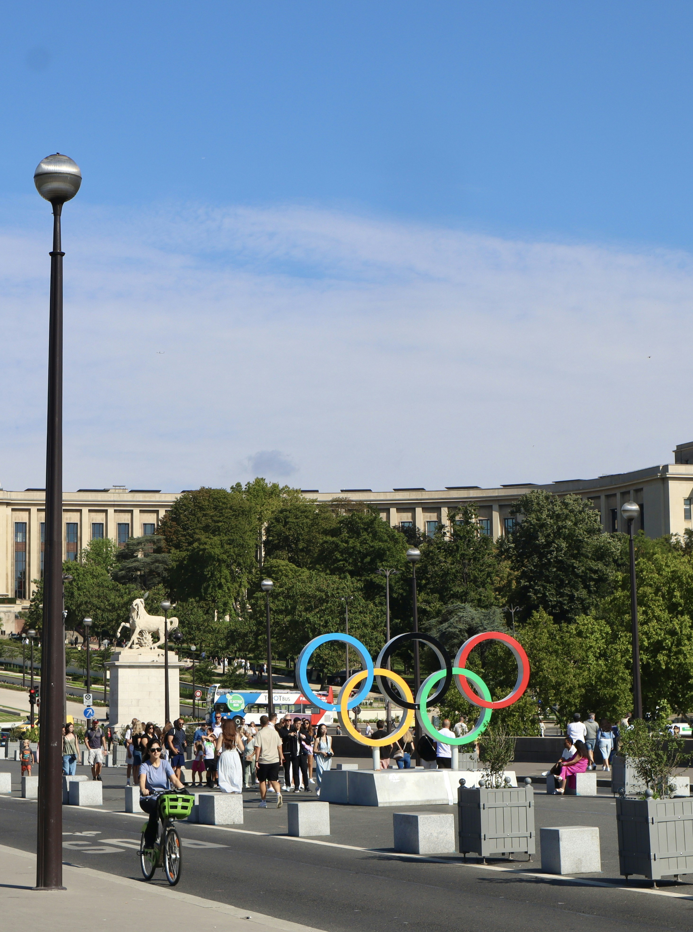 Anneaux olympiques exposés devant les bâtiments
