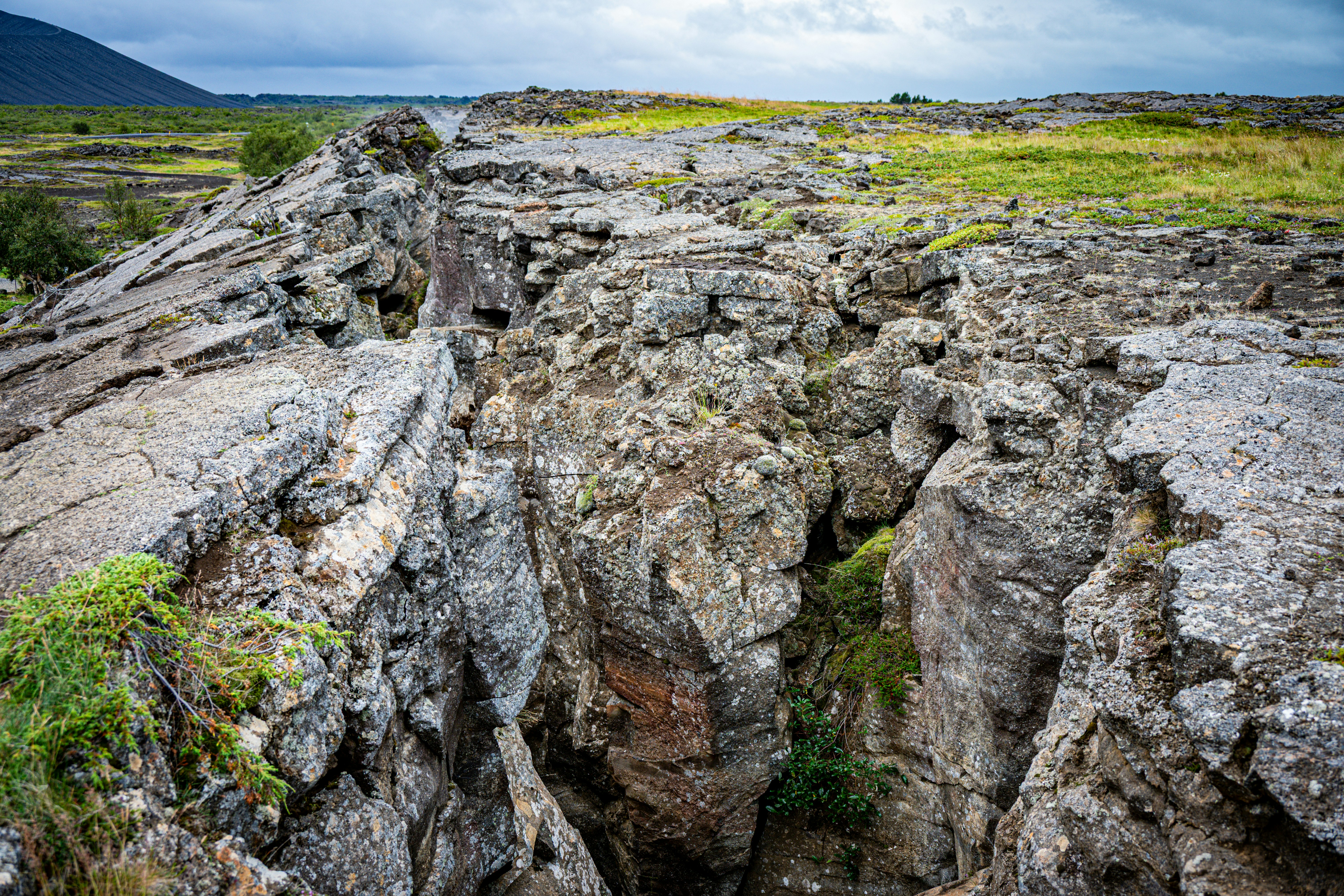 푸른 잔디와 먼 언덕이 있는 바위 지형 사진 – Unsplash의 무료 자연 배경 이미지, image size:3000x2000