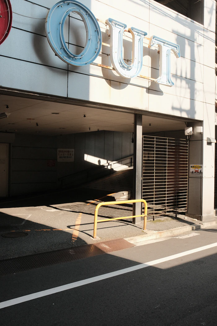 Entrada a un estacionamiento subterráneo