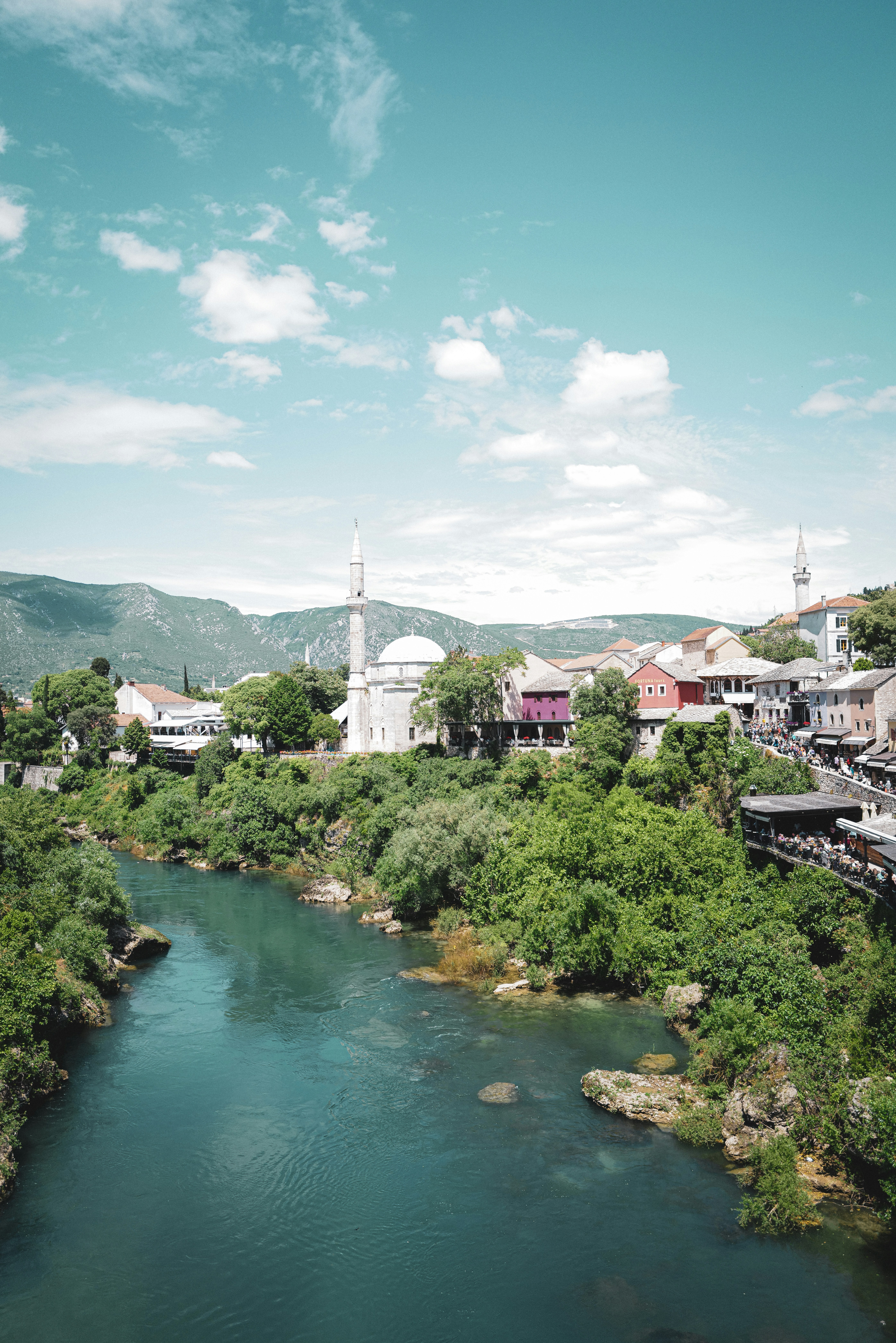 Il fiume scorre attraverso un paesaggio verde con edifici.