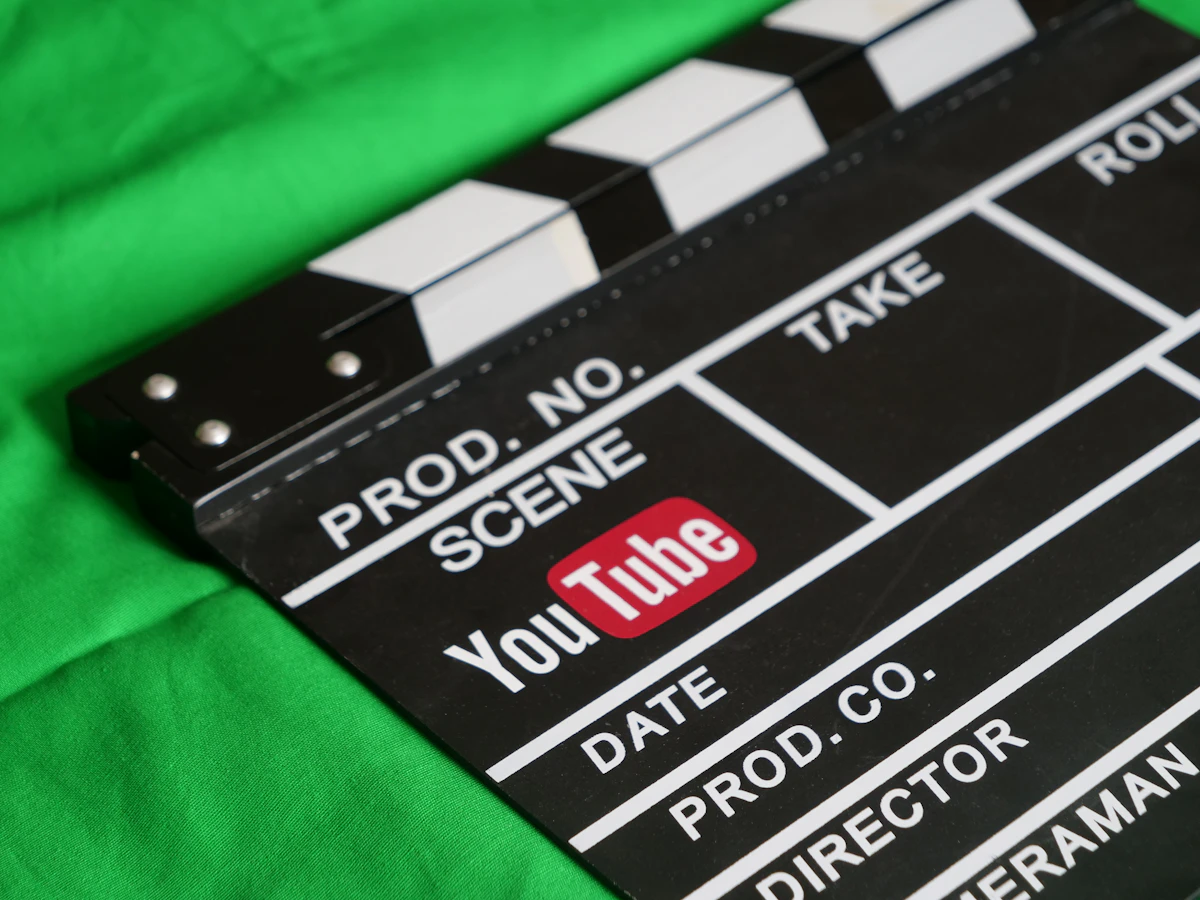 Feed de YouTube con videos con IA atenuados por Weedout