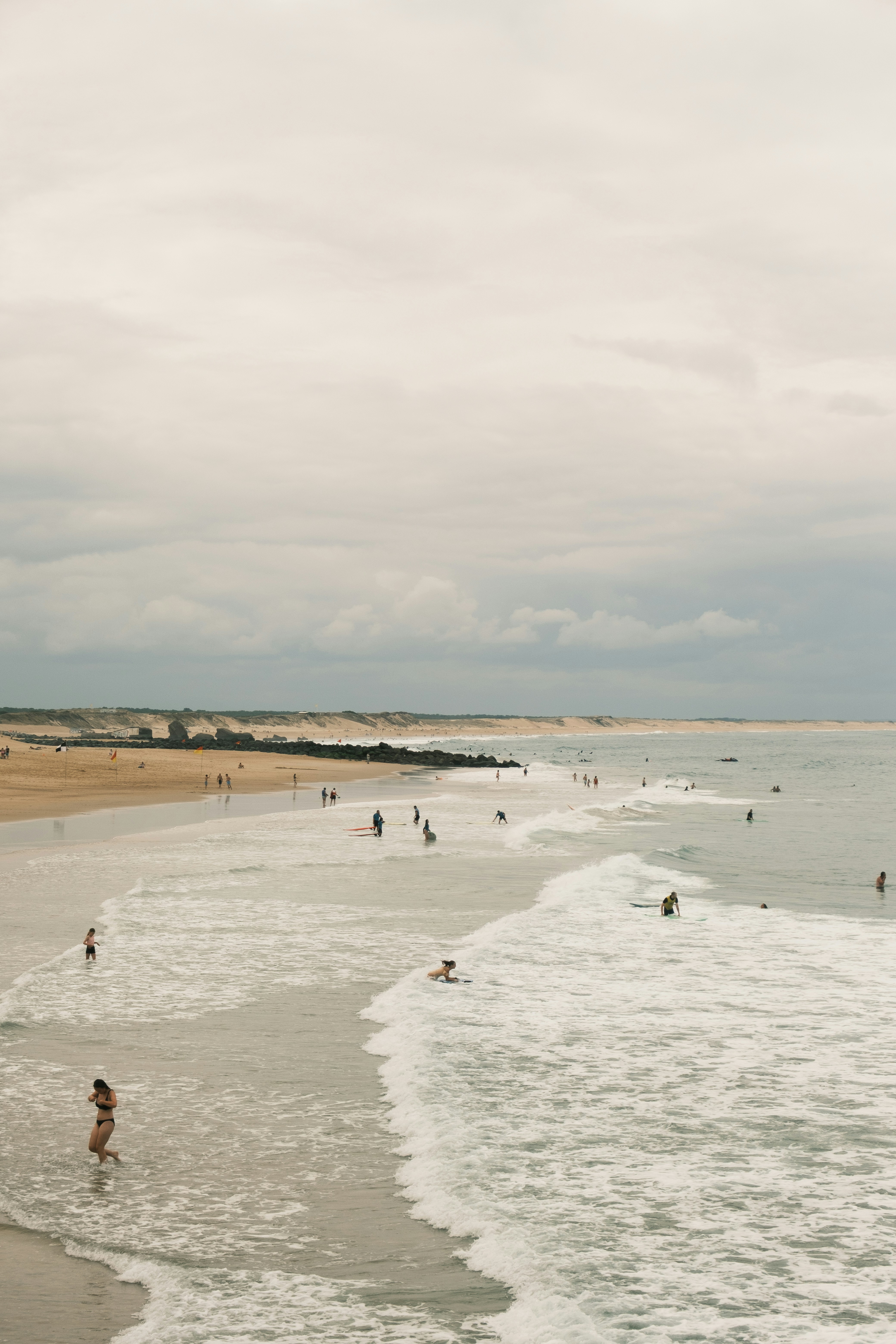 波のあるビーチで一日を楽しむ人々