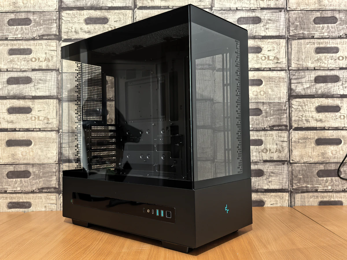 Gabinete de PC de escritorio con componentes internos visibles y armado ordenado