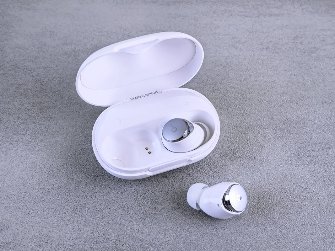 Symbolbild kabellose Kopfhörer mit Ladeetui, stellvertretend für das Wearables-Geschäft rund um Apple Watch und AirPods