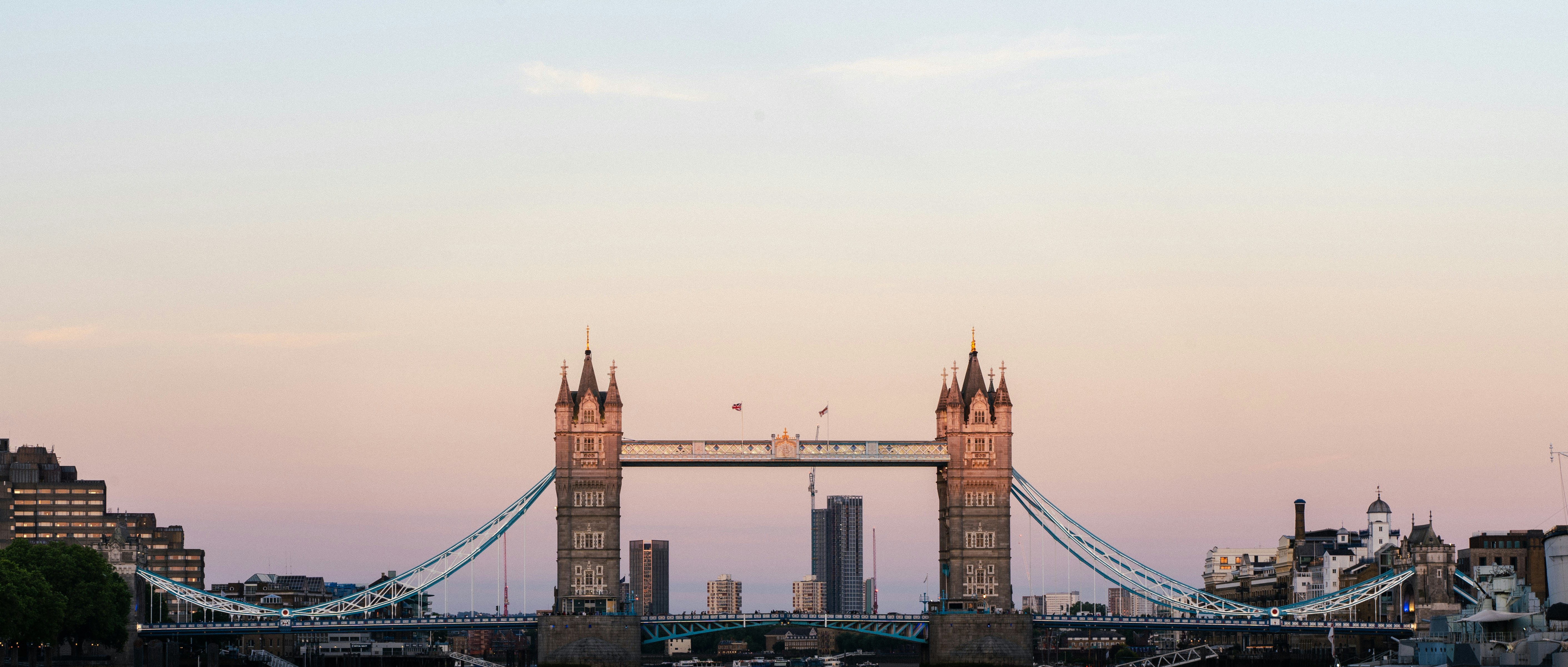 Tower Bridge in London bei Sonnenuntergang