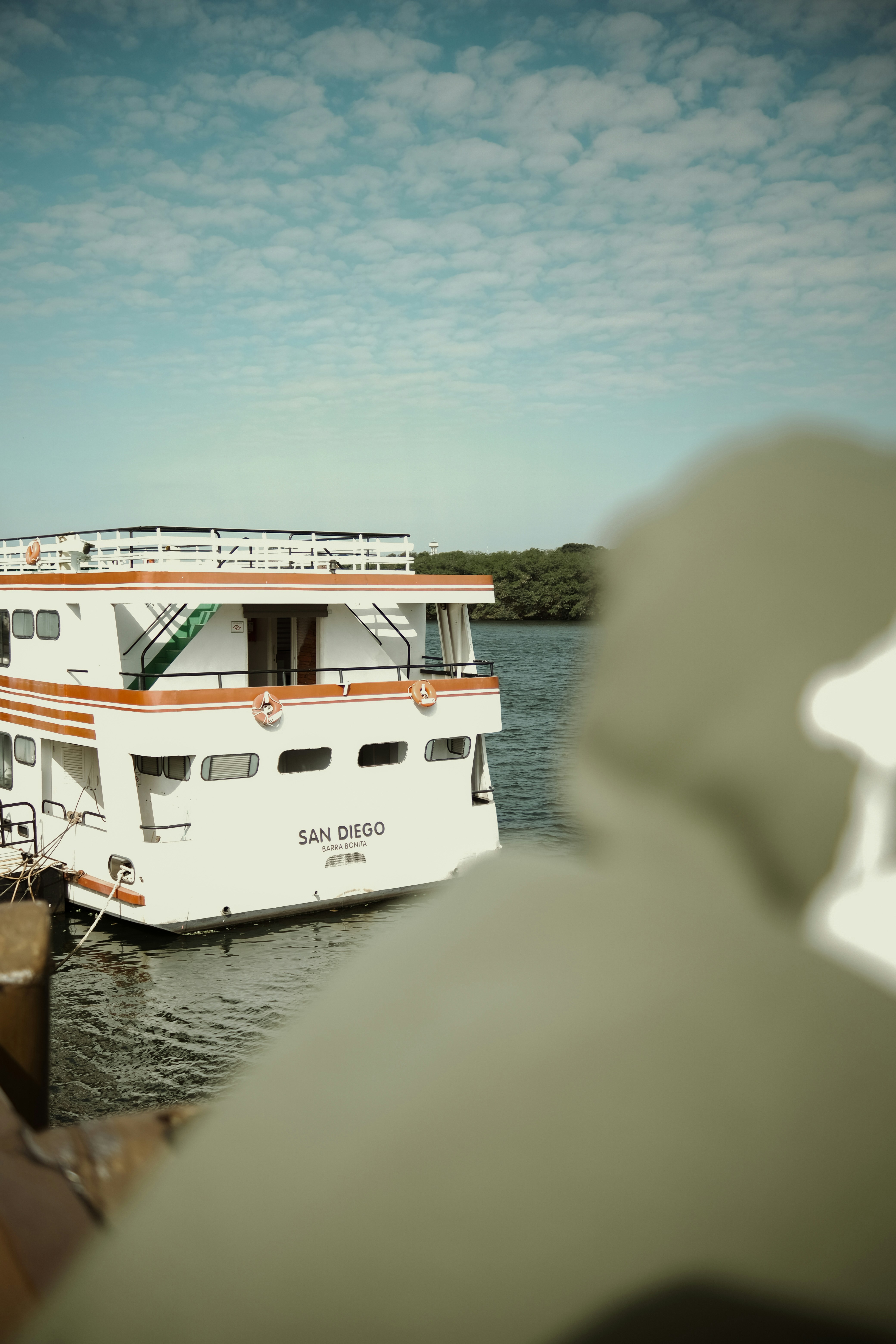Un bateau blanc nommé San Diego amarré à quai