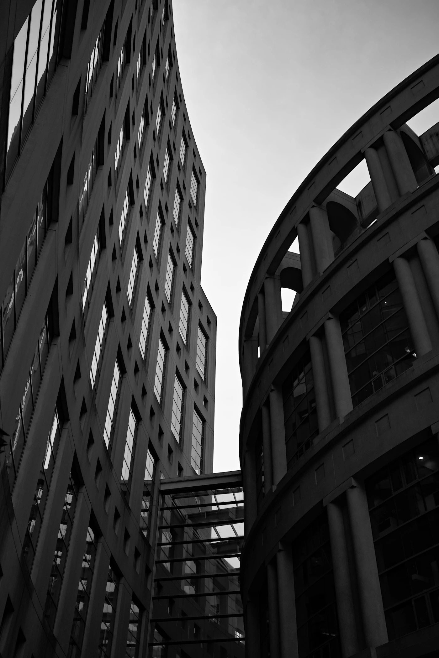 Arquitectura moderna en concreto y vidrio
