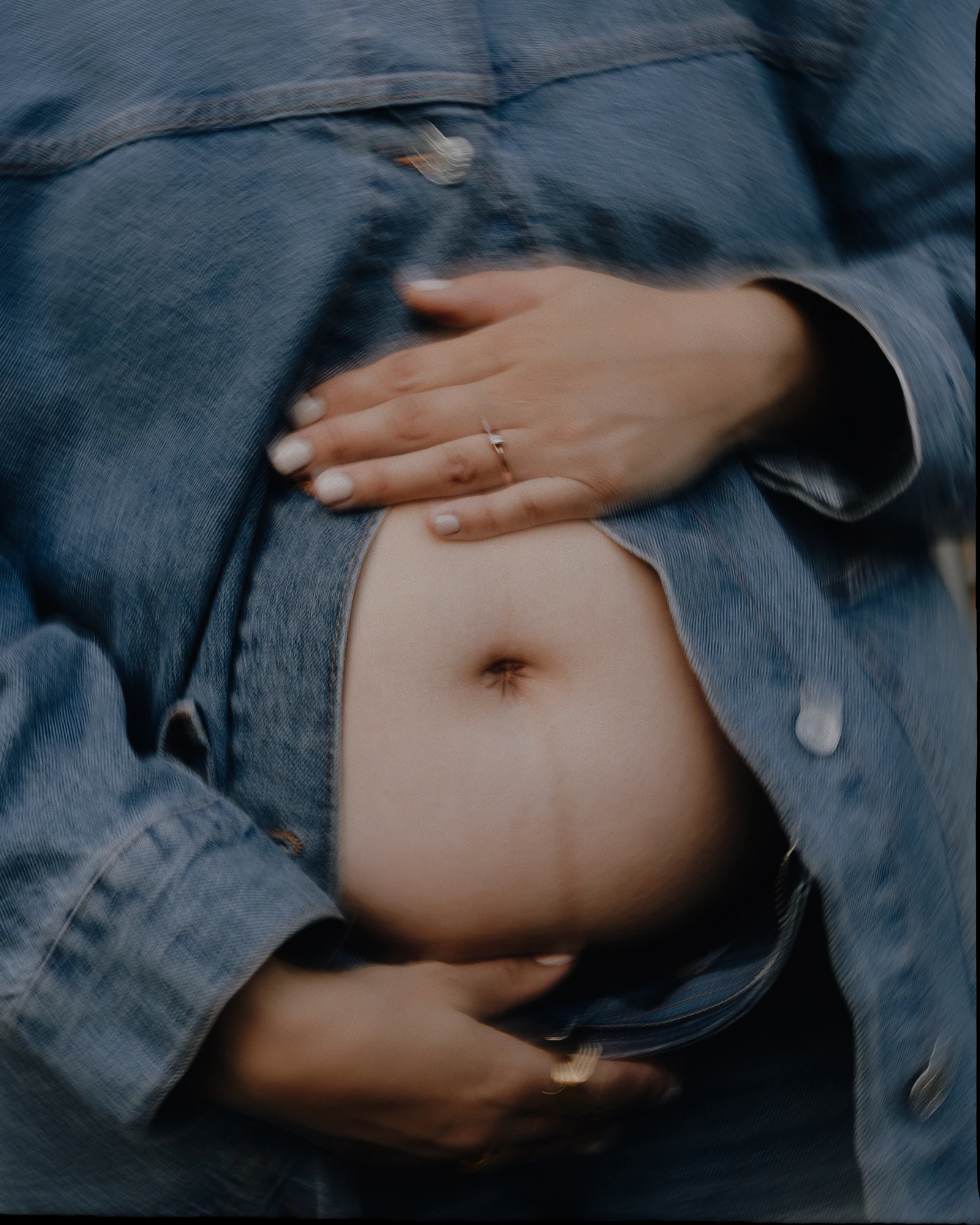 Primer plano de una barriga de embarazo sostenida con las manos