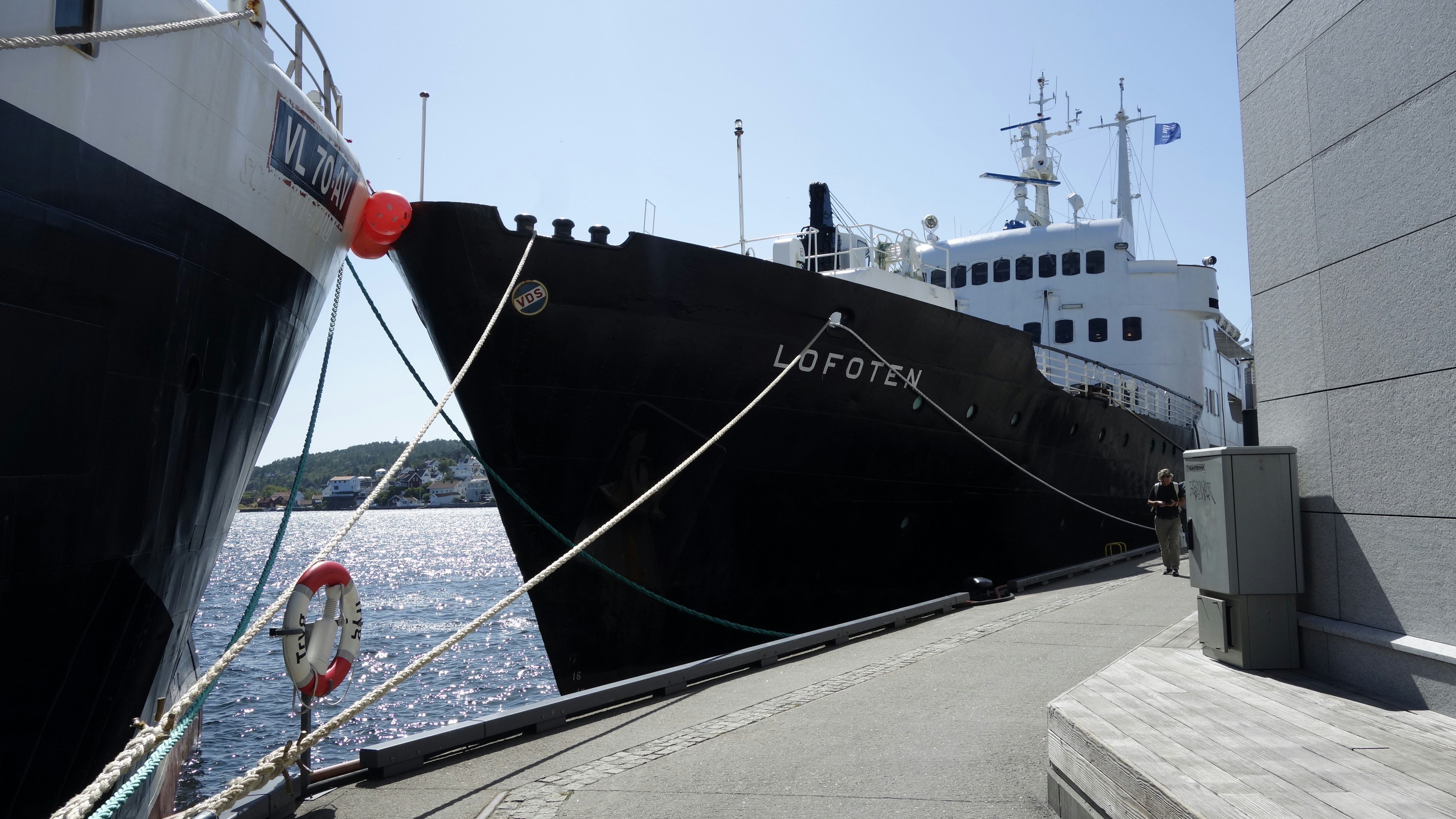 Zwei Schiffe legten an einem sonnigen Tag an einer Anlegestelle an