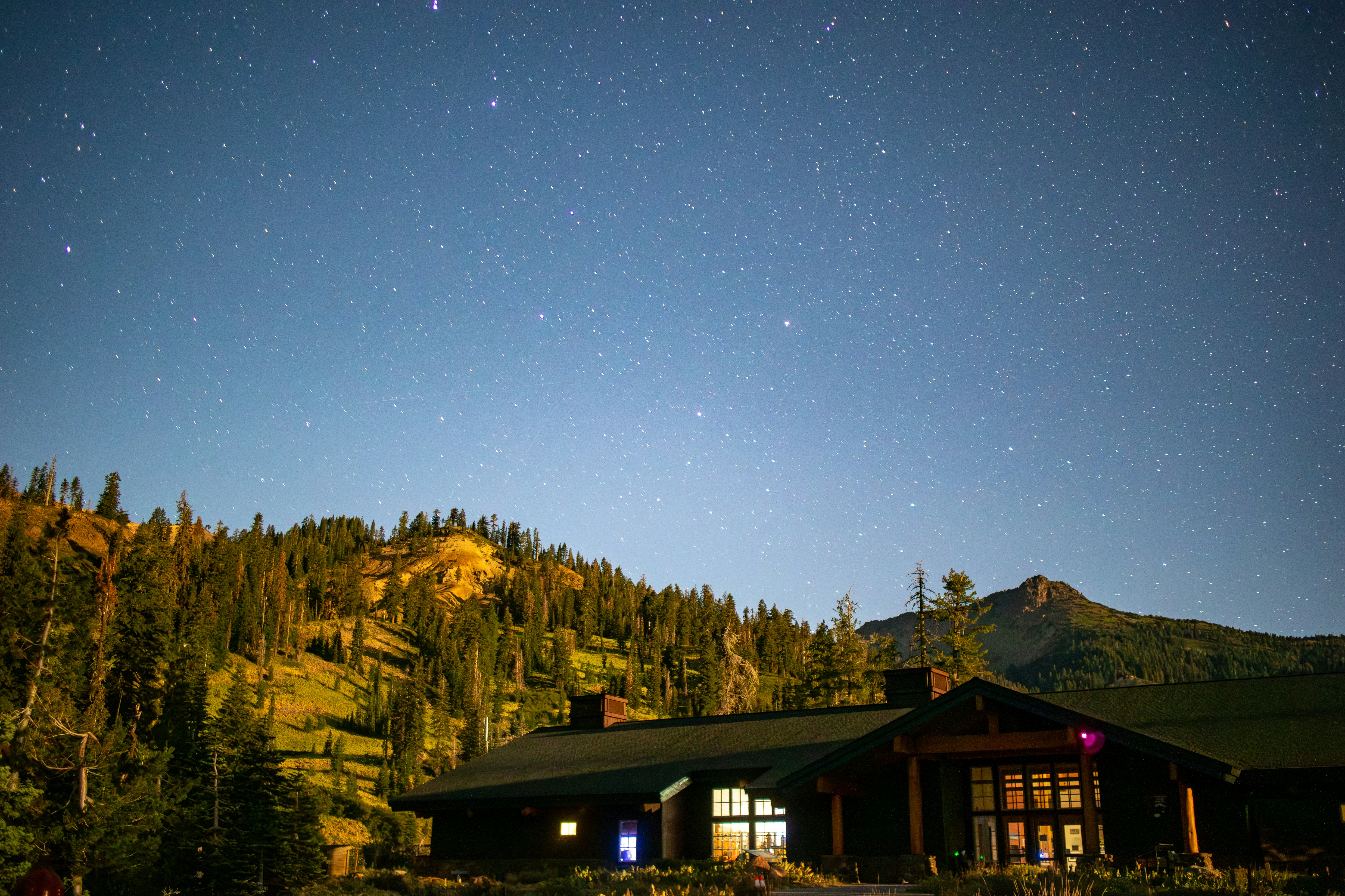 Lodge rústico bajo un cielo nocturno estrellado