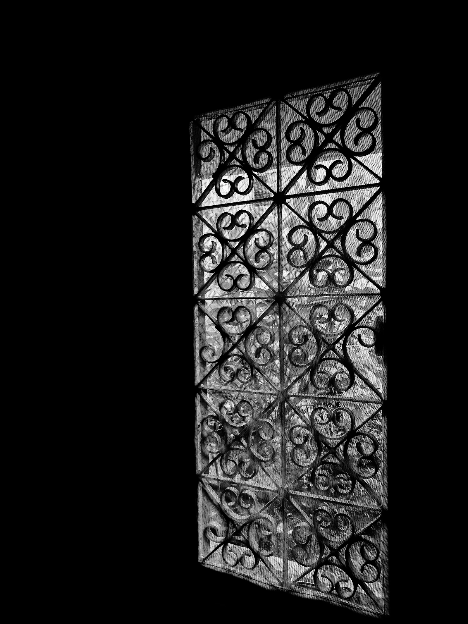 Portail en fer forgé à double vantaux avec motifs ouvragés