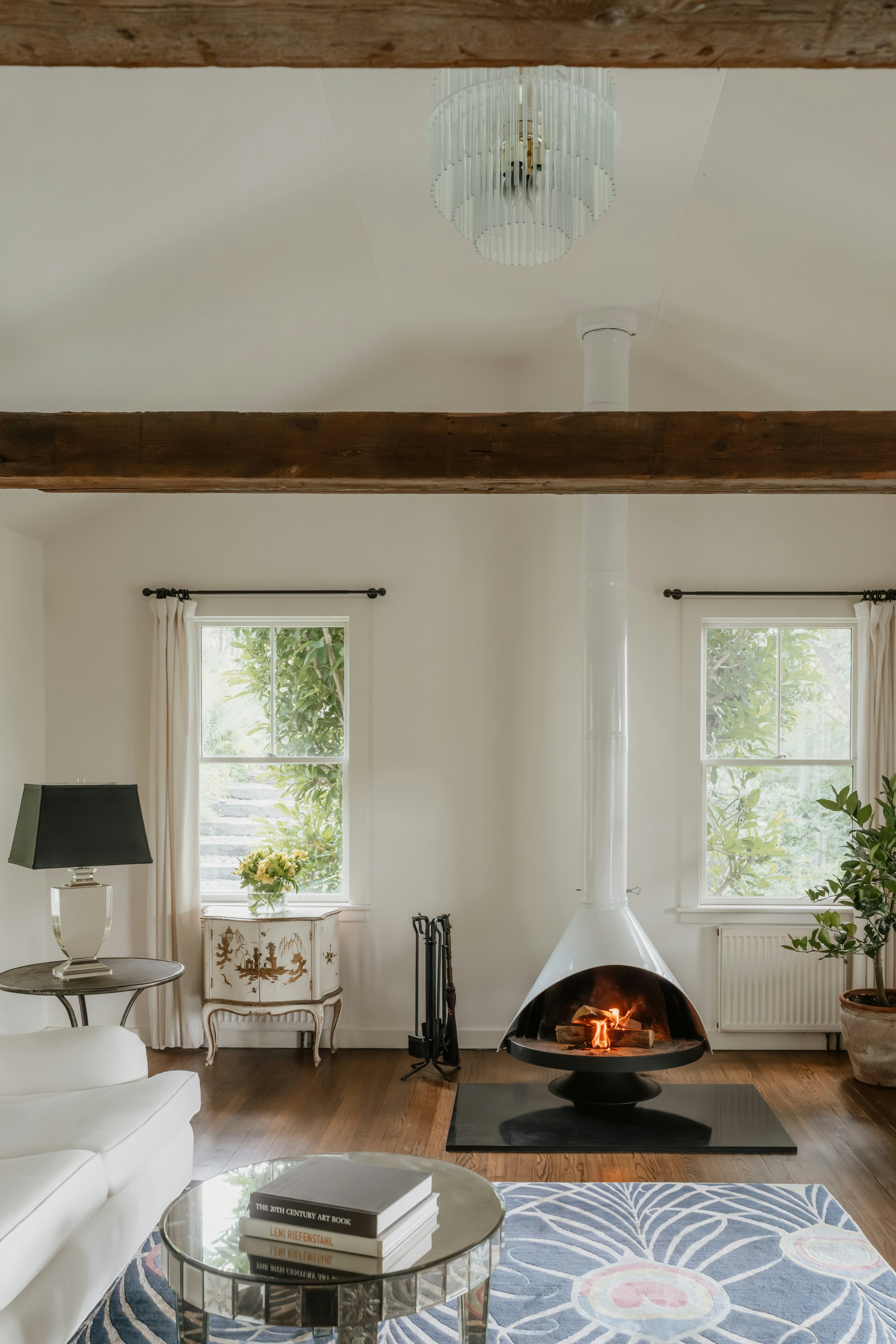 Salon moderne avec cheminée suspendue et grandes fenêtres. photo – Image  gratuite de Design d'intérieur sur Unsplash, image size:3000x4499