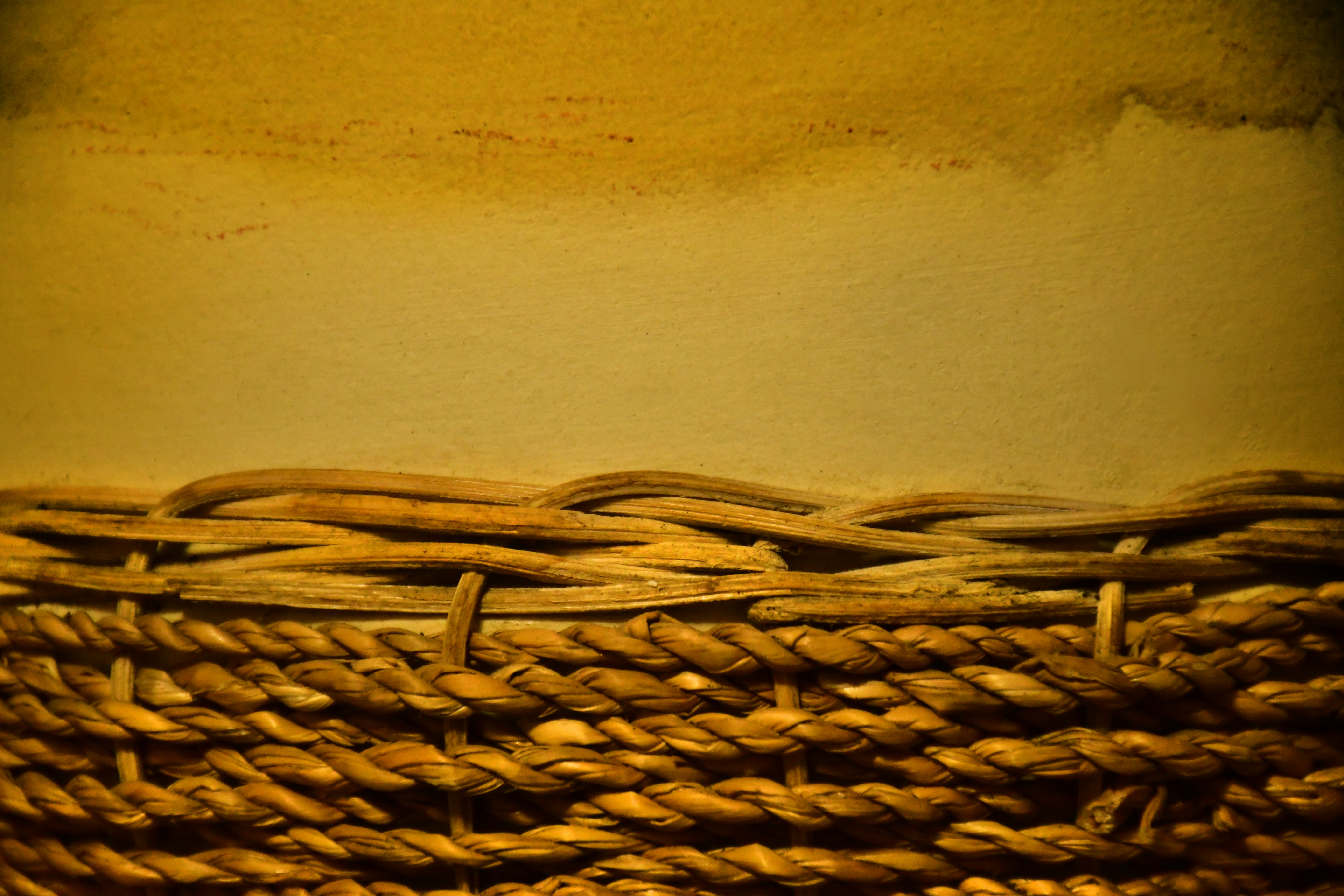 表面が粗い編みかごの質感をクローズアップ。