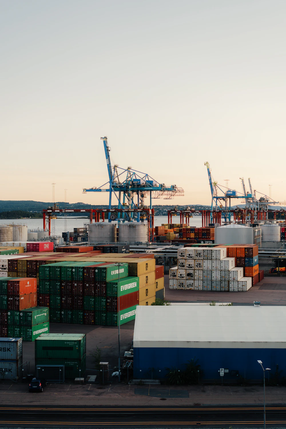Port à conteneurs représentant le financement du commerce des matières premières