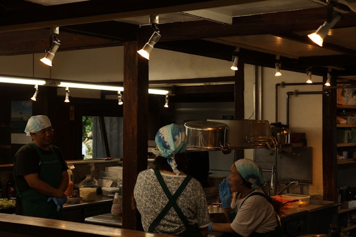 チームでLINEマーケティング運用を行うビジネスパーソン