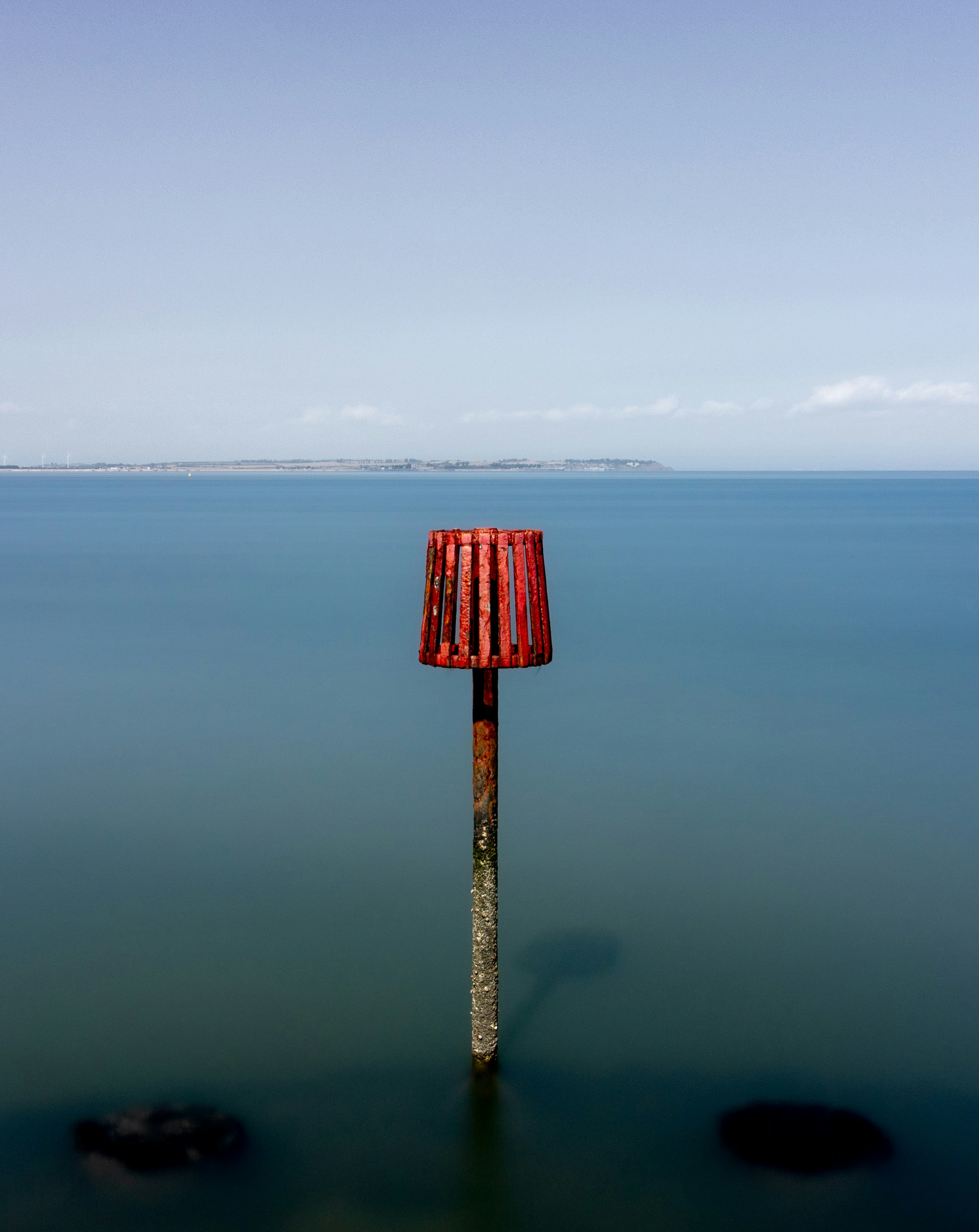 Rote Boje steht im ruhigen blauen Wasser