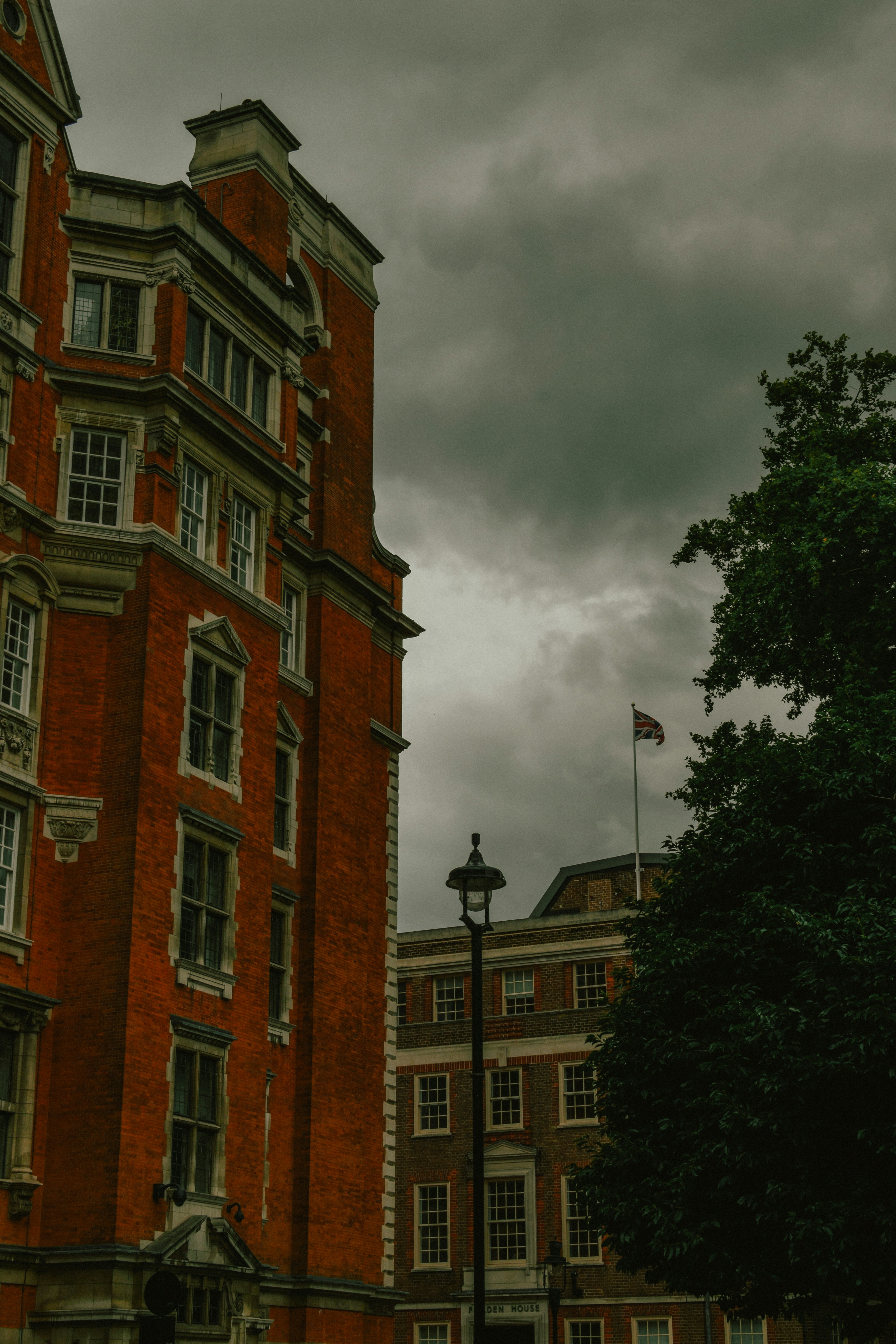 Historische Backsteinbauten unter wolkenverhangenem Himmel
