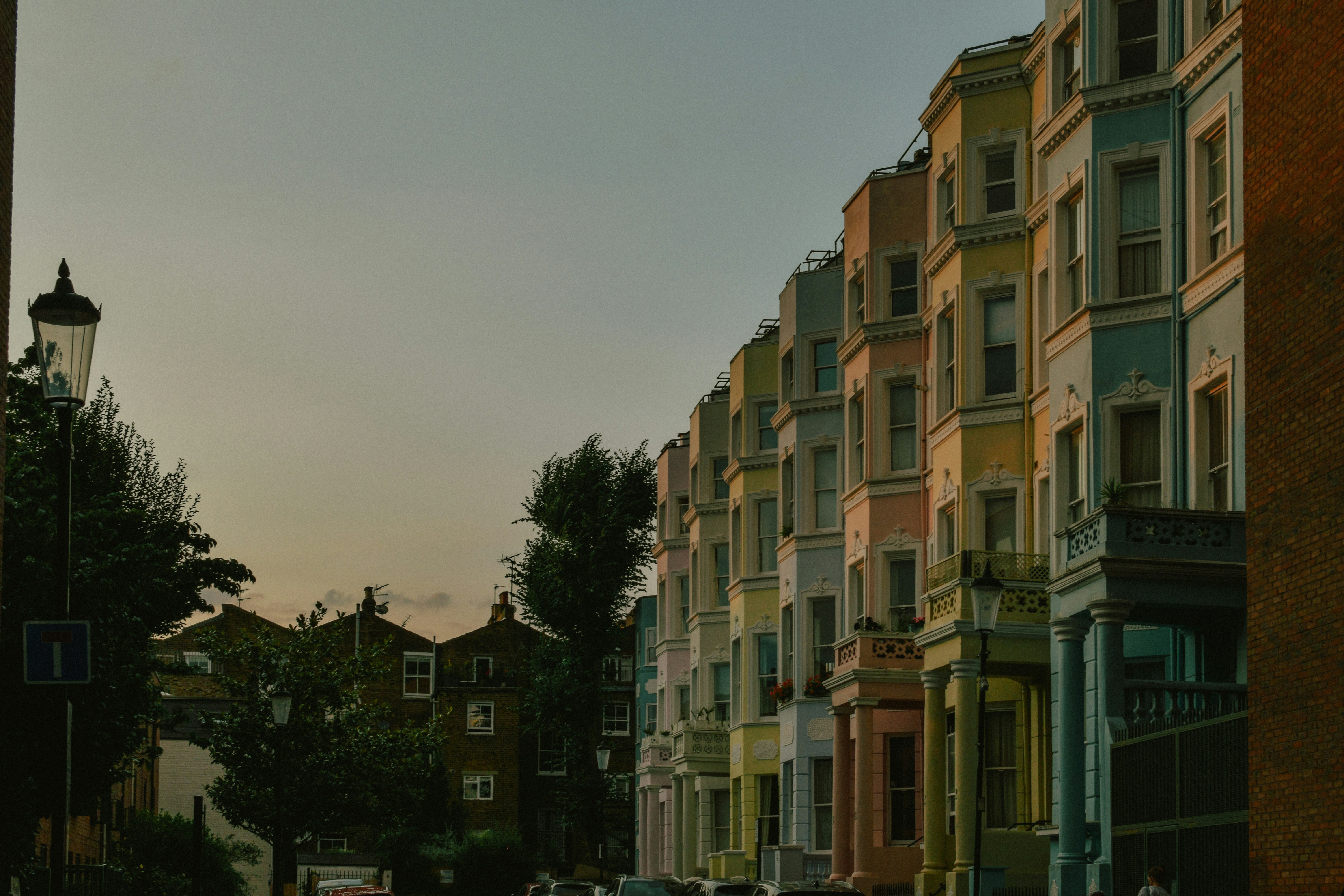 Bunte Reihenhäuser auf einer Straße in der Abenddämmerung