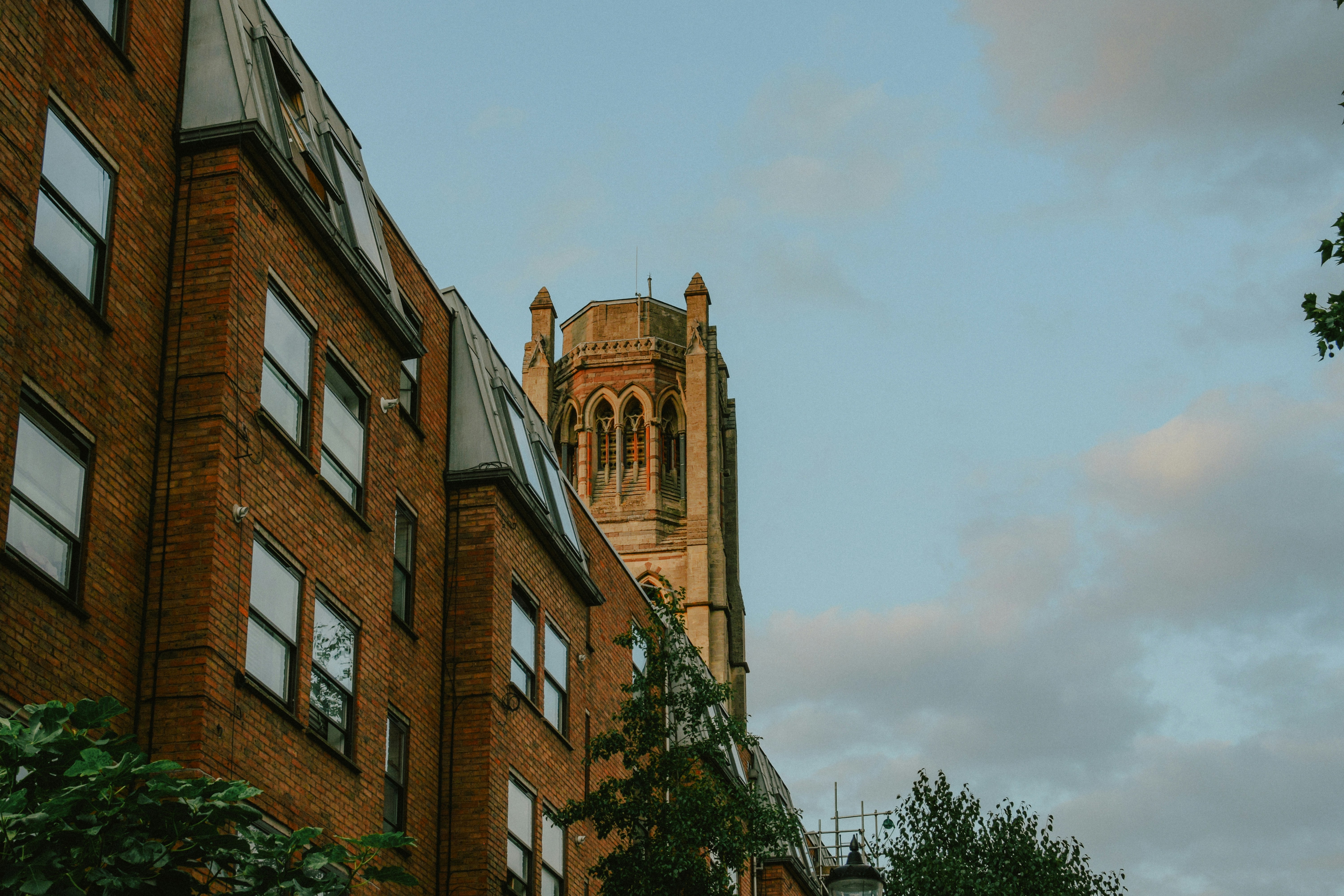 Backsteingebäude mit entferntem gotischen Turm