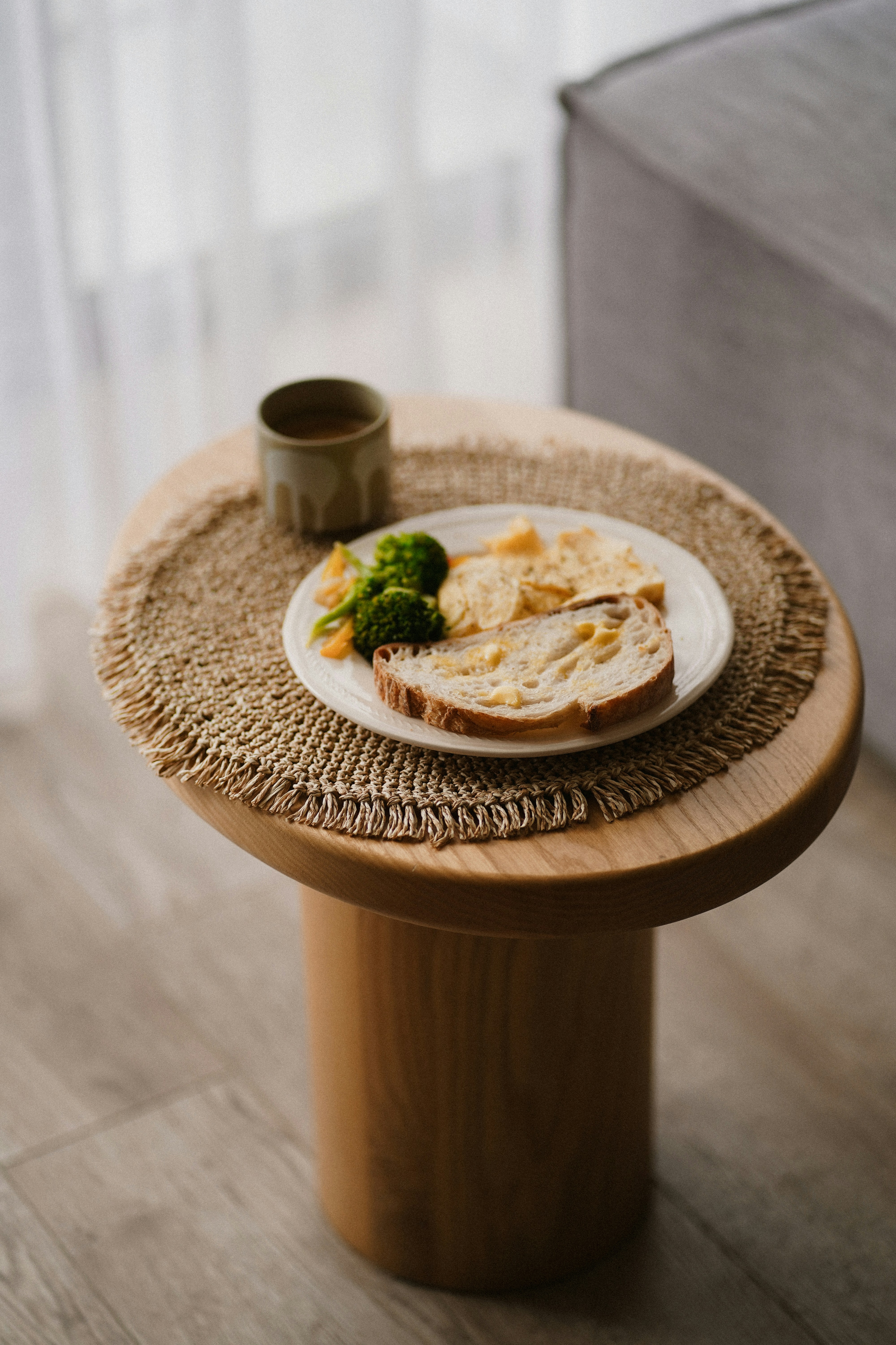 A plate of food with bread and broccoli