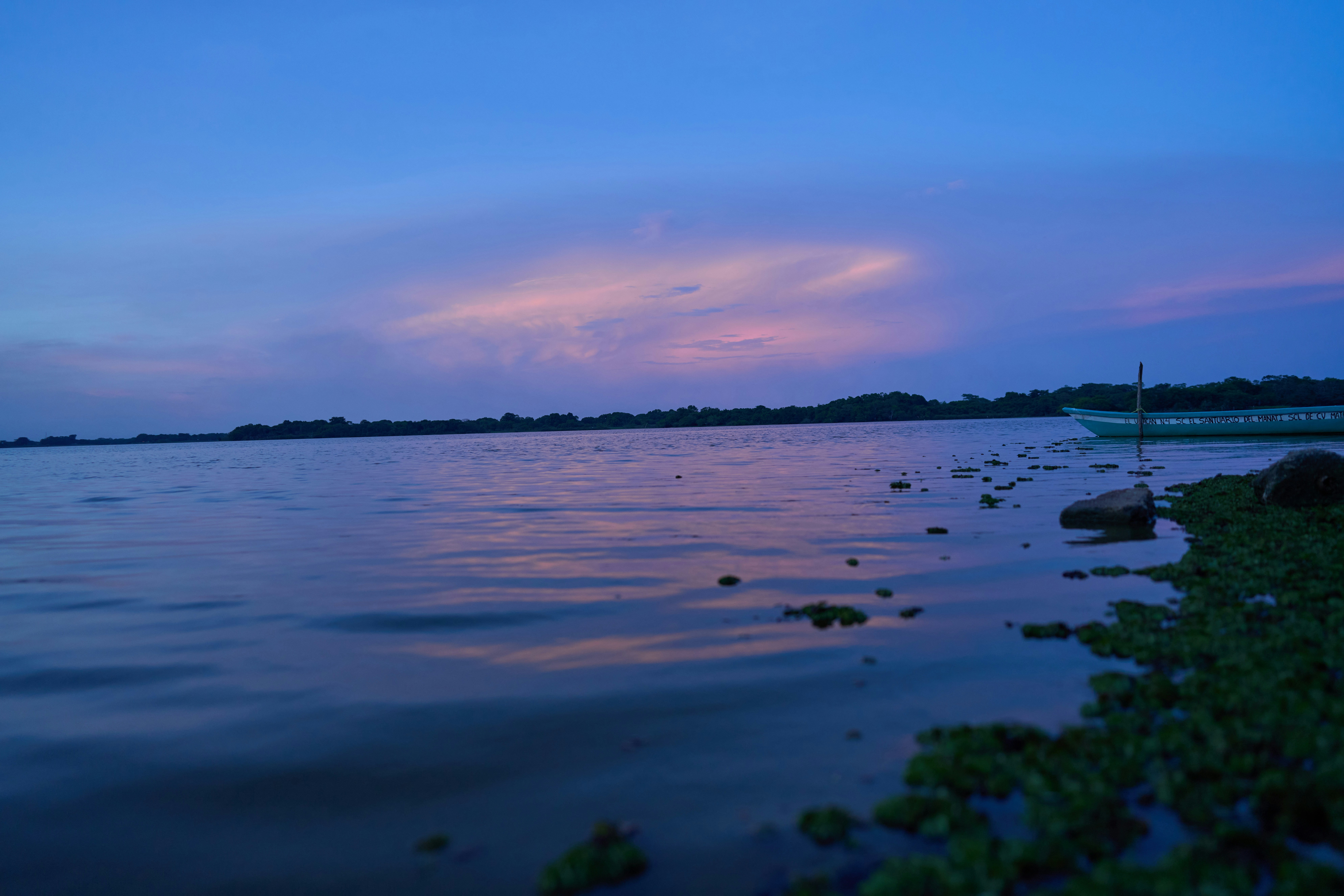 Lago tranquilo con nubes de colores al atardecer
