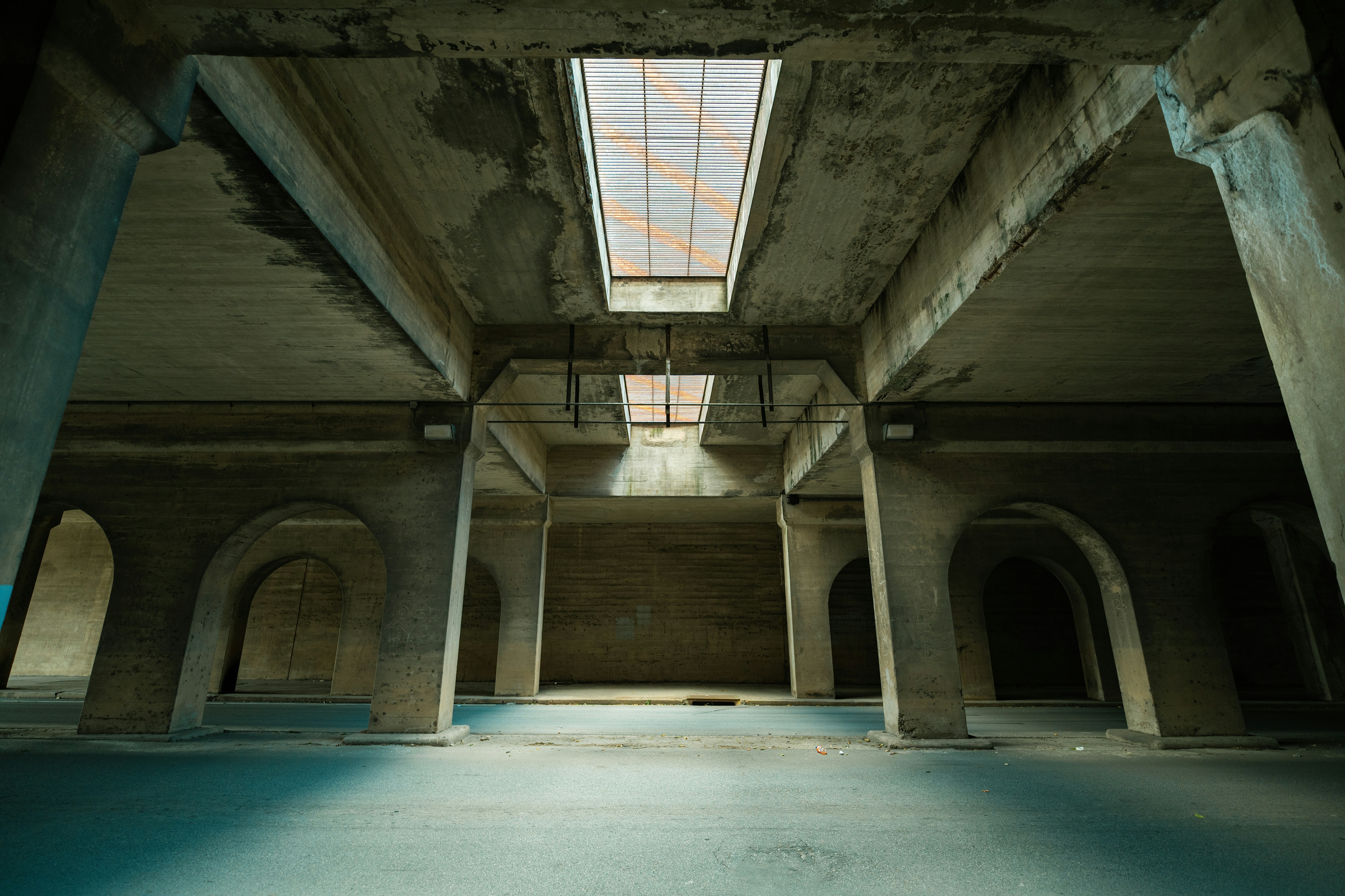 Classic Automobile Dealership Vs. Exclusive Sale: What Should Buyers Determine?