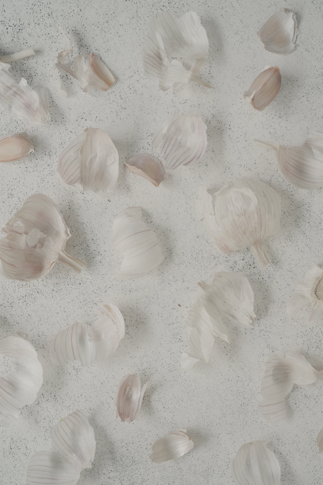 Garlic cloves and natural peel fragments