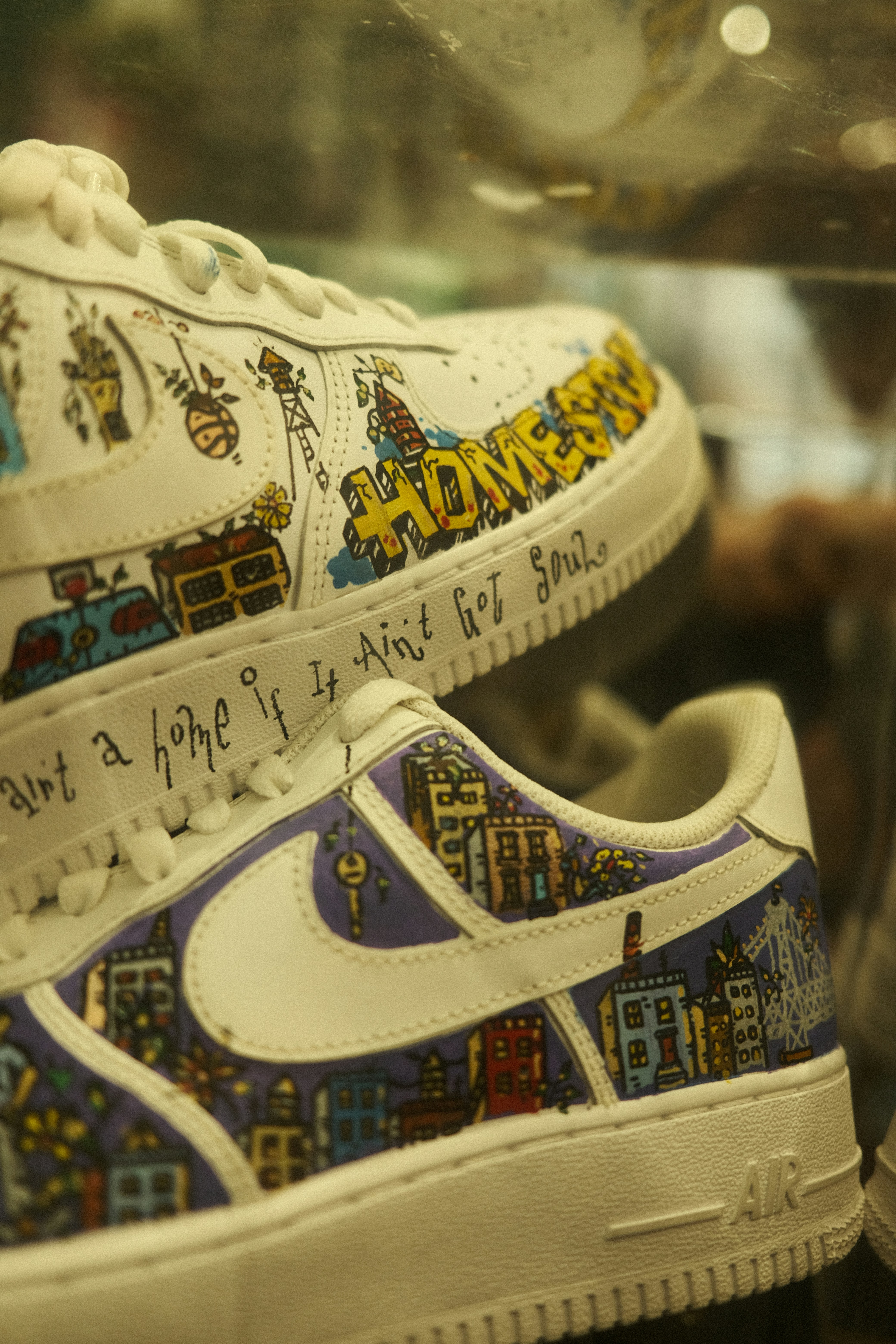 Sneakers nike dipinte su misura con disegni della città. foto – Immagine  gratis di Scarpa su Unsplash, image size:3000x4500